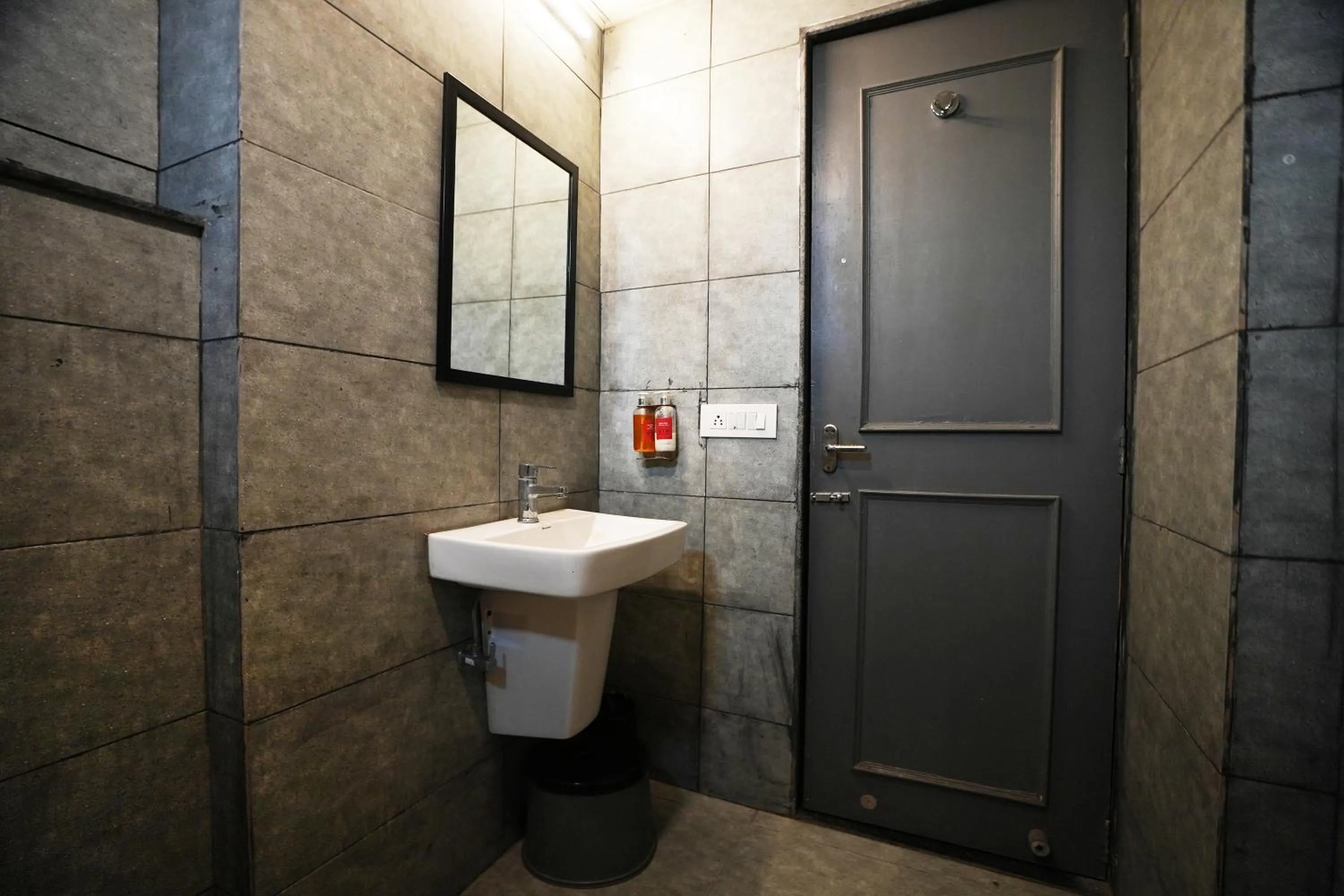 Bathroom in Hotel Townhouse at Udaipur City Railway Station