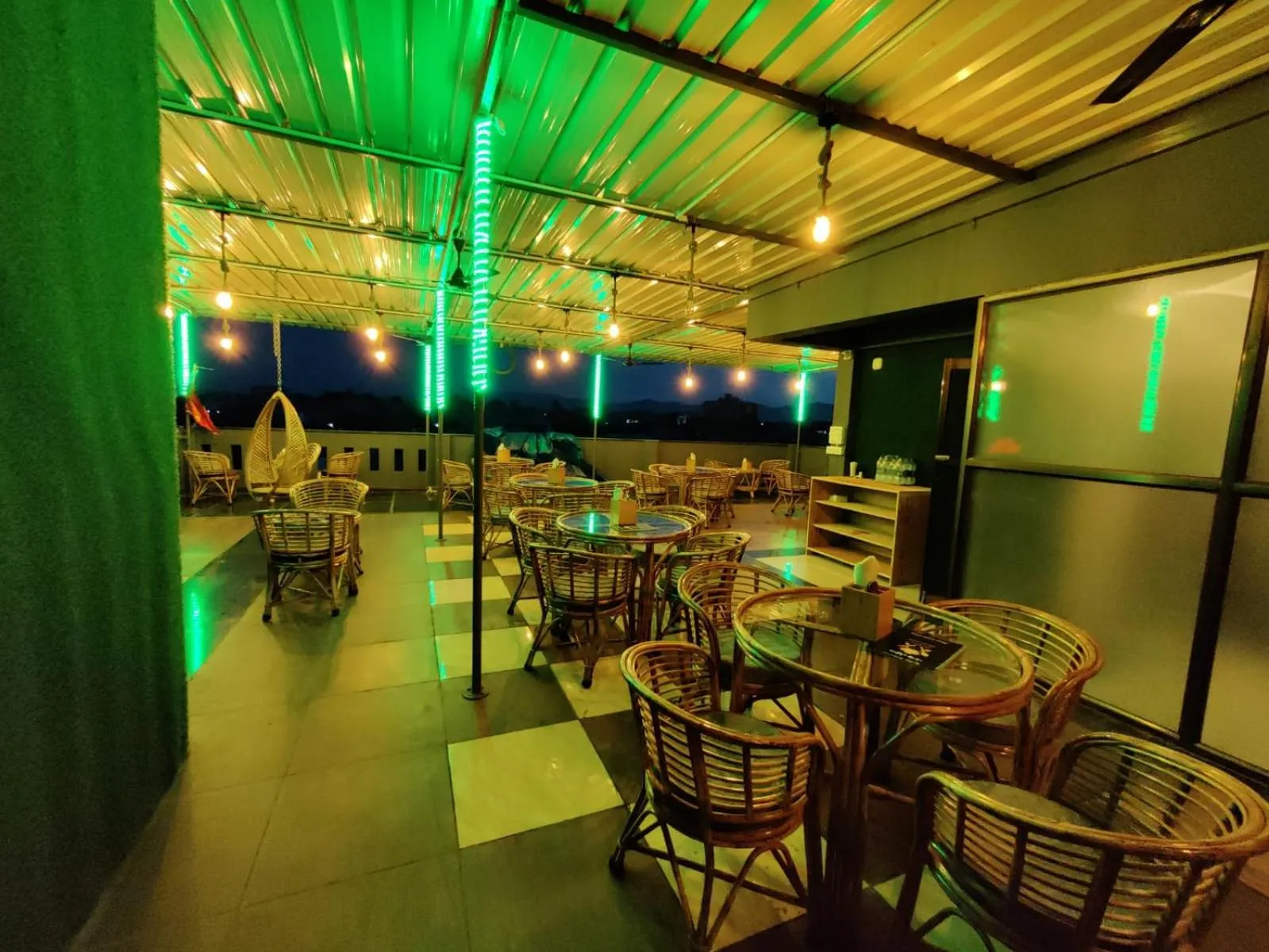 Restaurant/places to eat in Hotel Townhouse at Udaipur City Railway Station