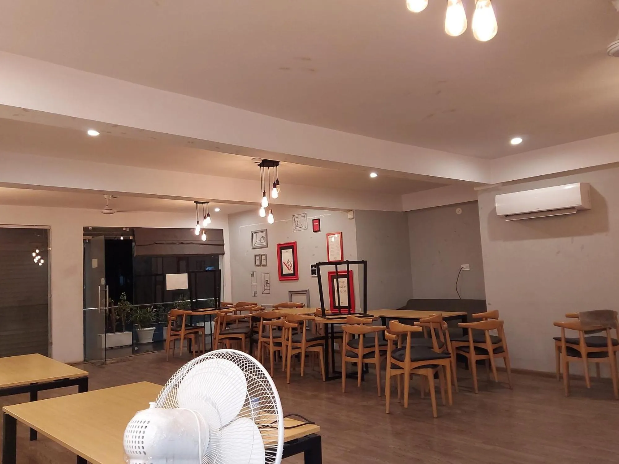 Restaurant/places to eat in Hotel Townhouse at Udaipur City Railway Station