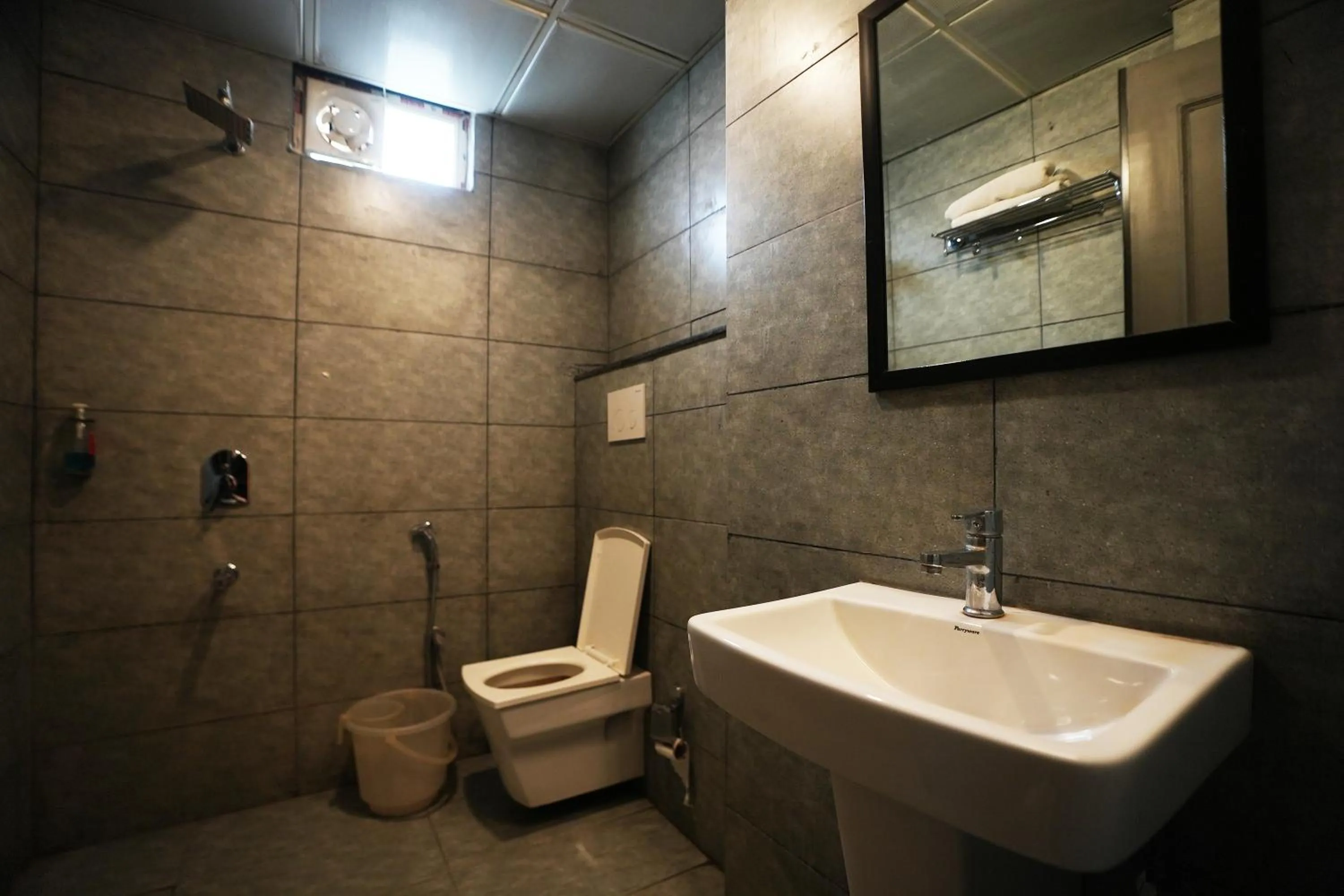 Bathroom in Hotel Townhouse at Udaipur City Railway Station