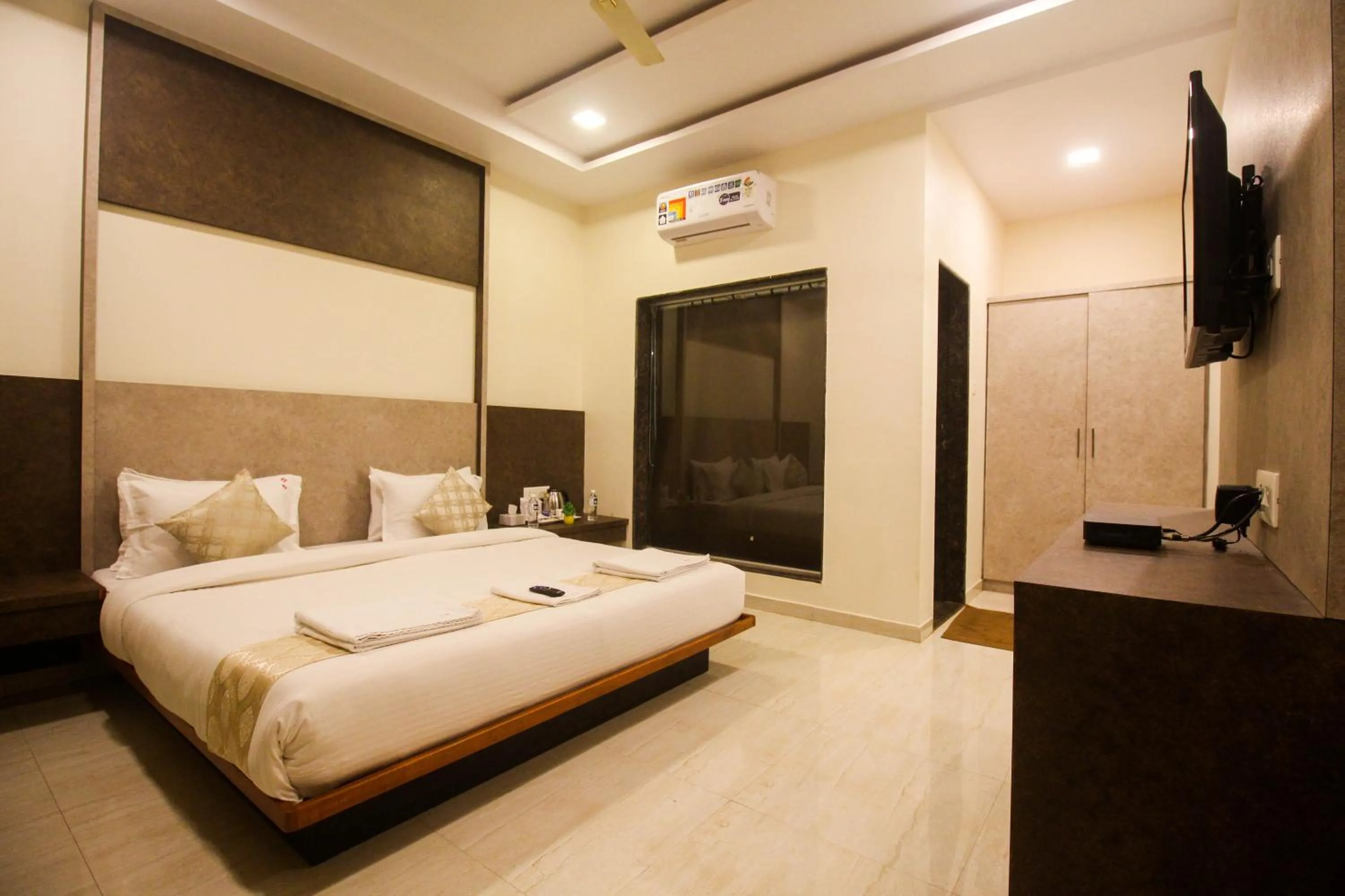 Bedroom, Bed in SHARDUL HERITAGE THE RESORT