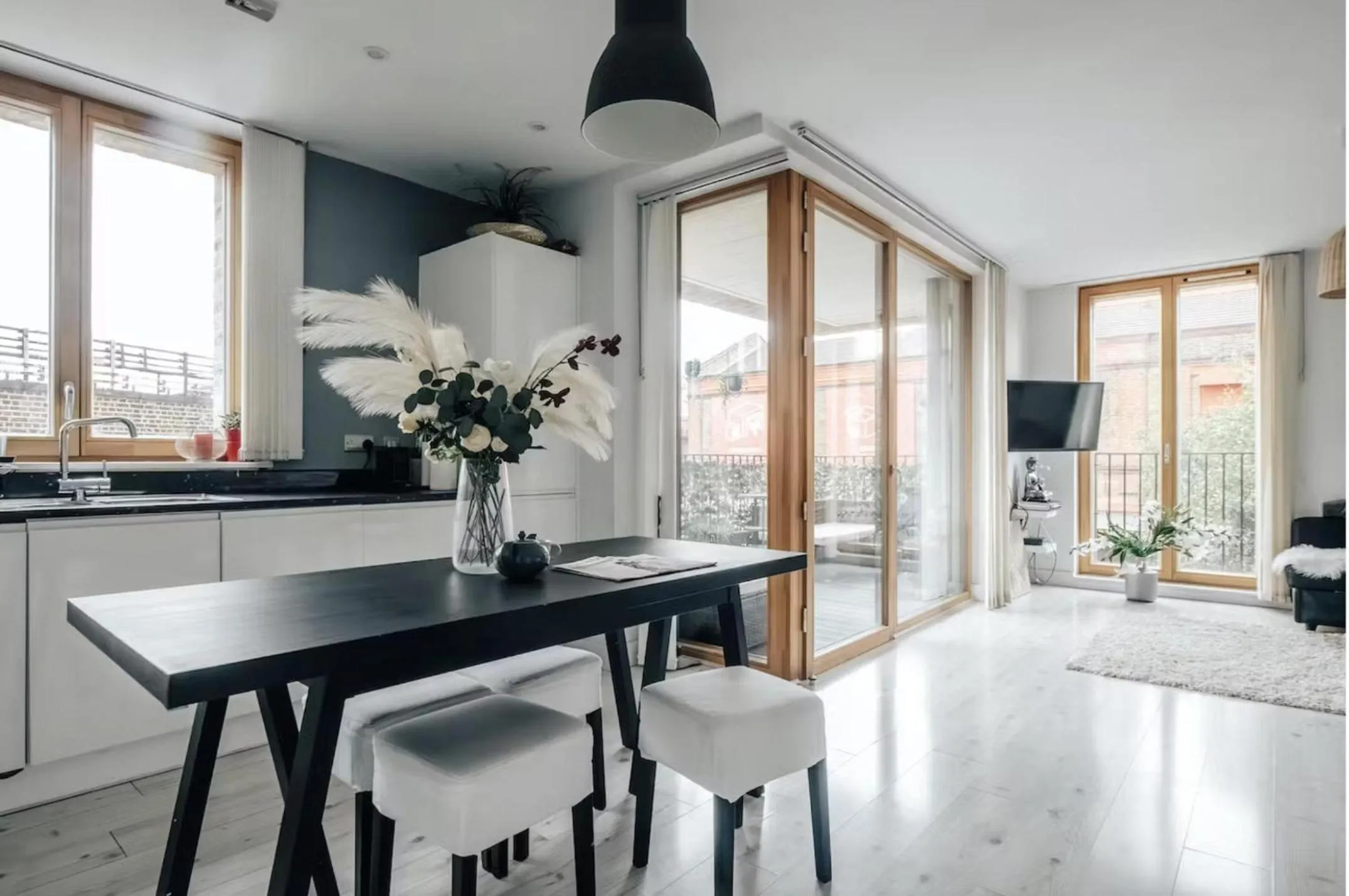 Notting Hill 2-Bed Apt with Balcony 1 min to Tube