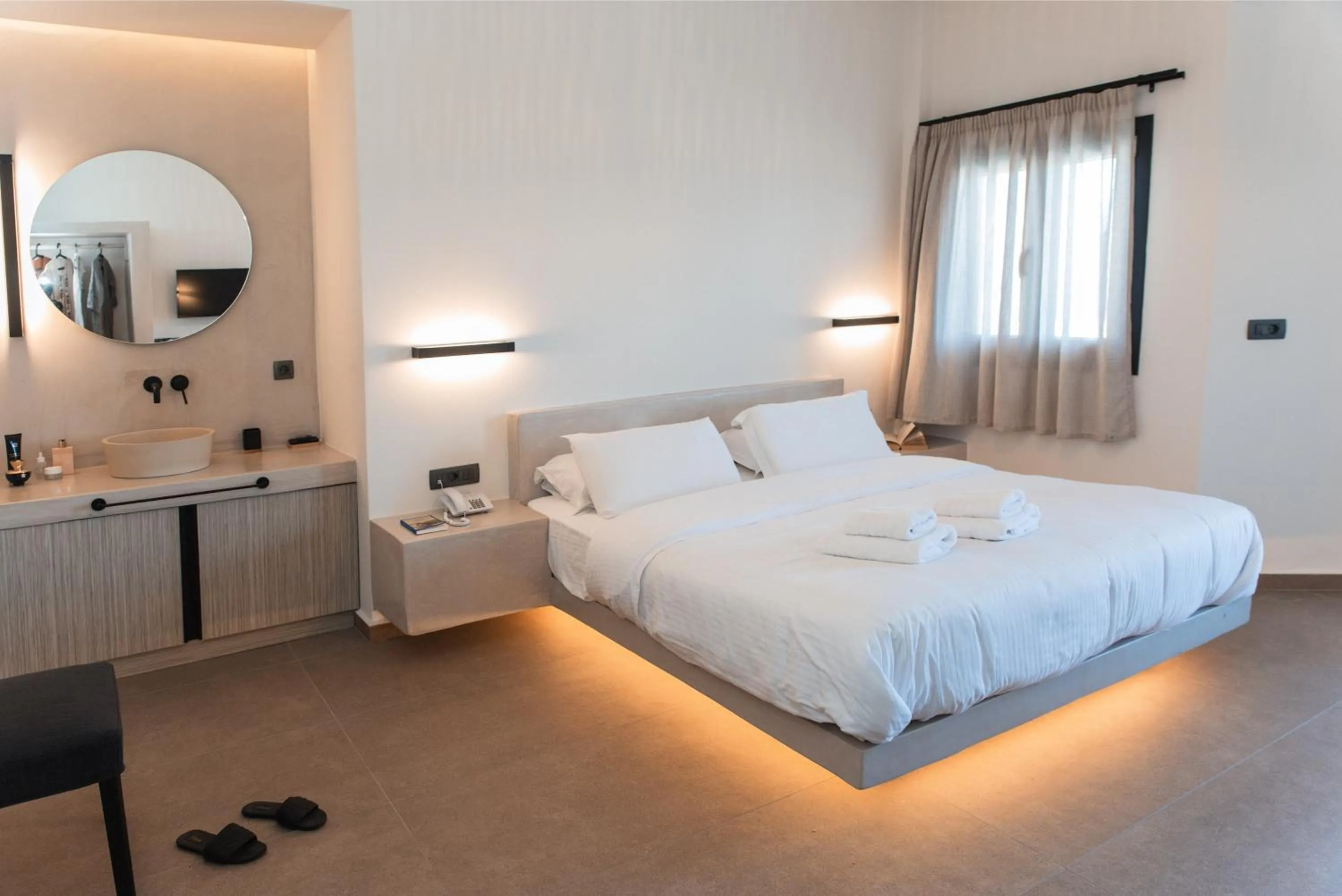 Bedroom, Bed in North Wind Luxury Suites