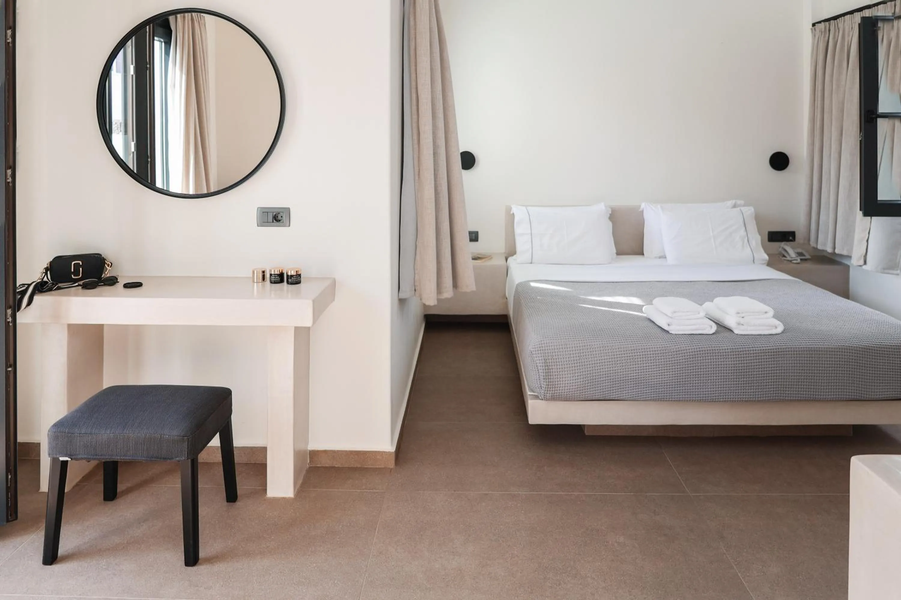 Bedroom, Bed in North Wind Luxury Suites