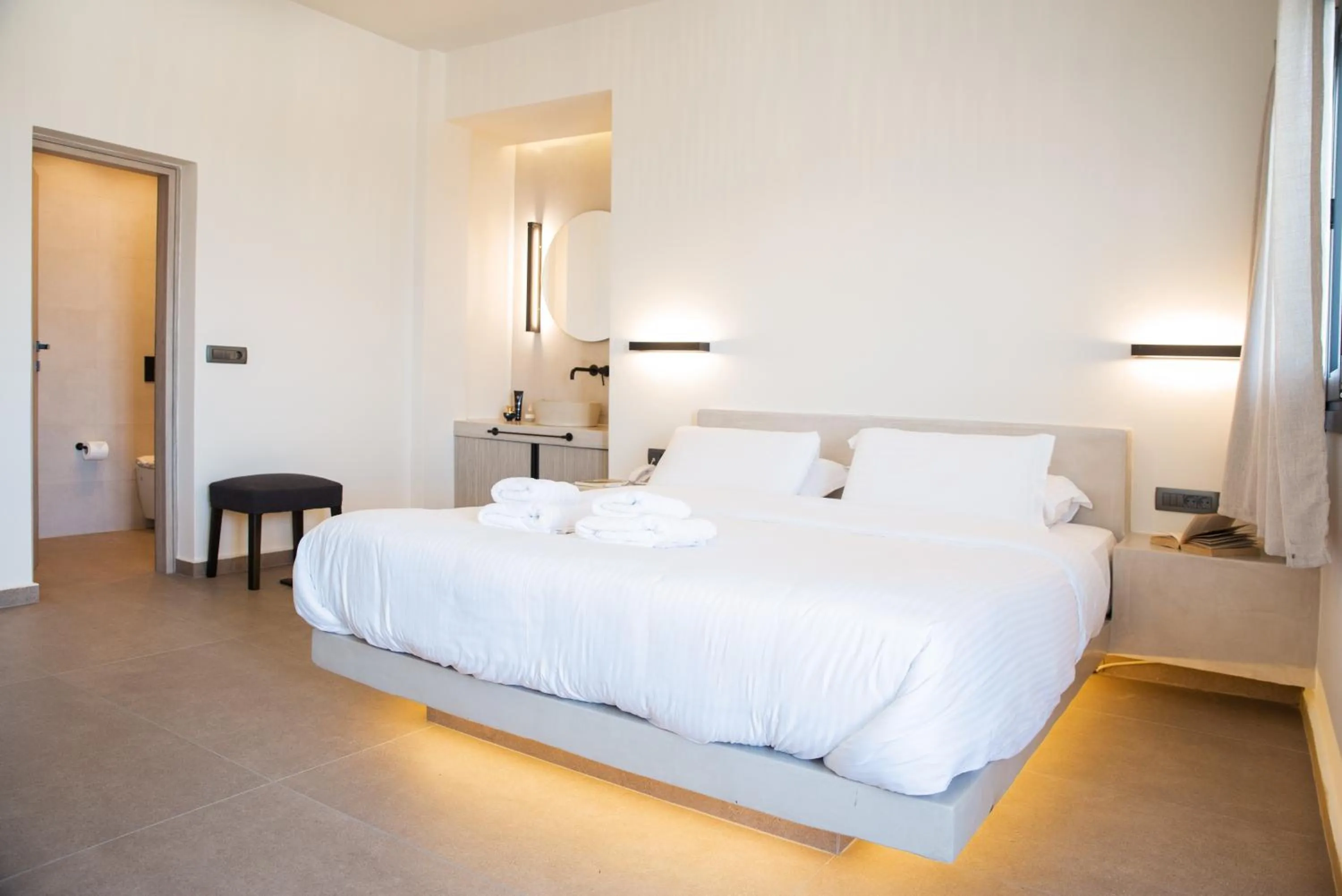 Bedroom, Bed in North Wind Luxury Suites