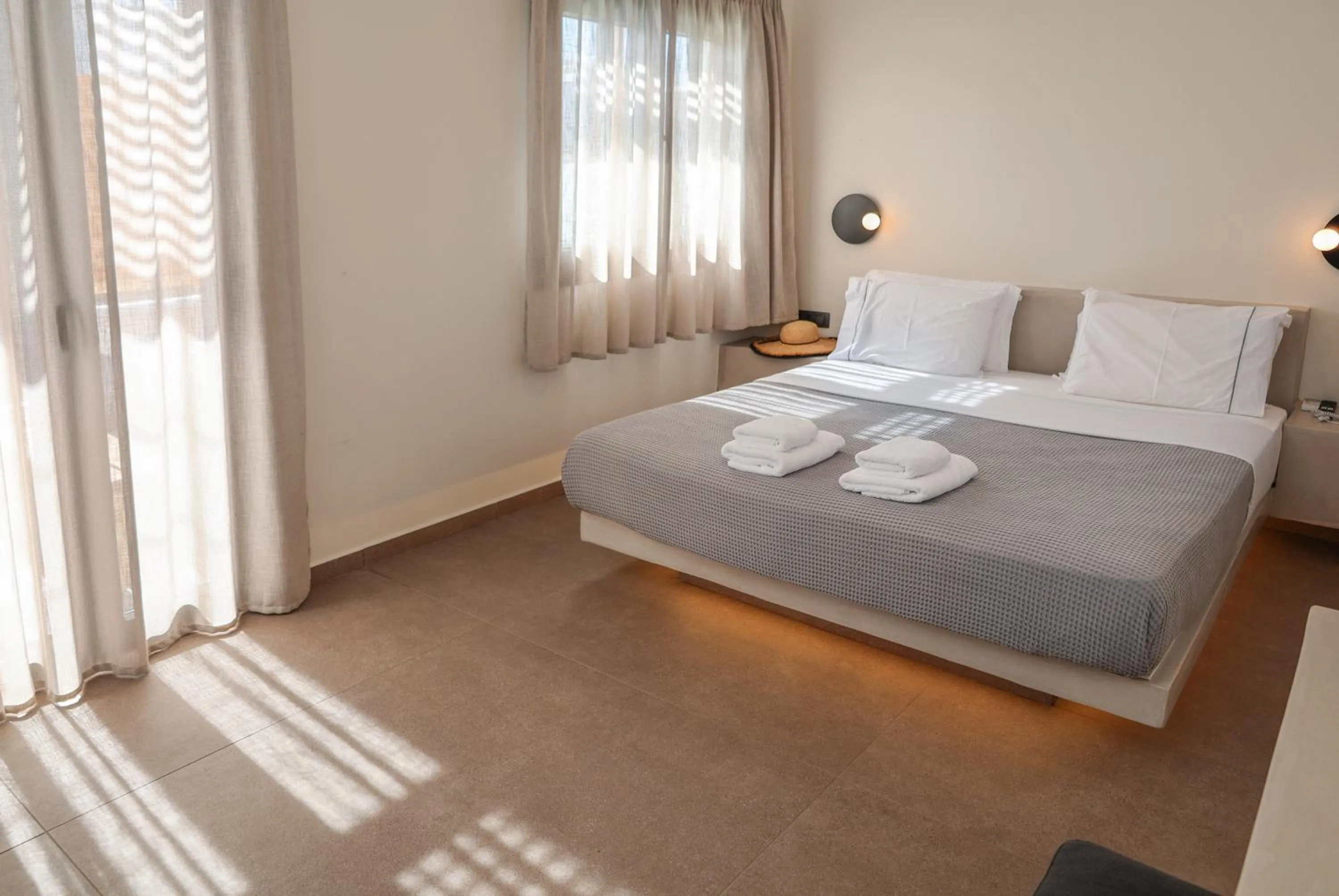 Bedroom, Bed in North Wind Luxury Suites