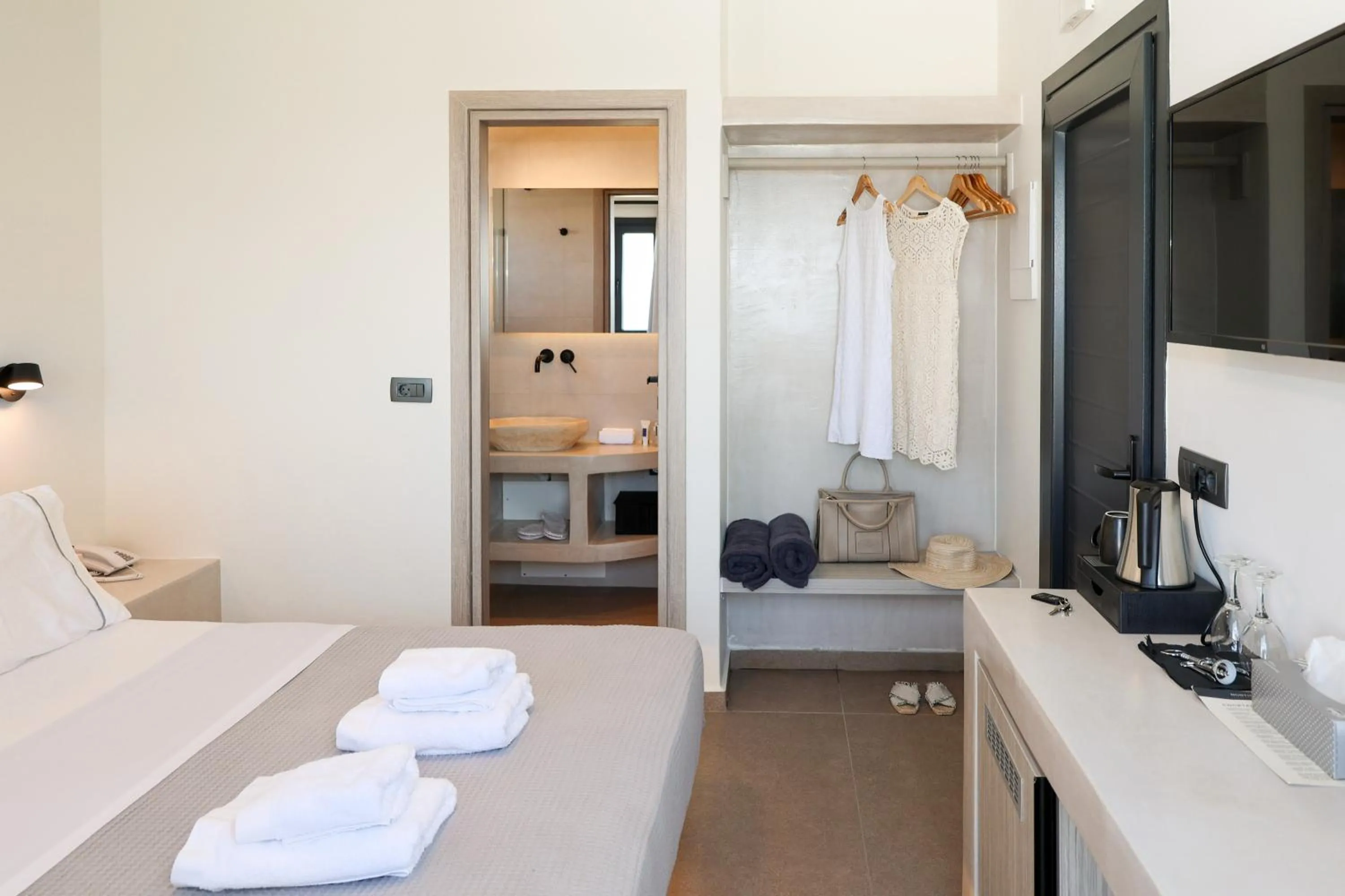 Bedroom, Bed in North Wind Luxury Suites