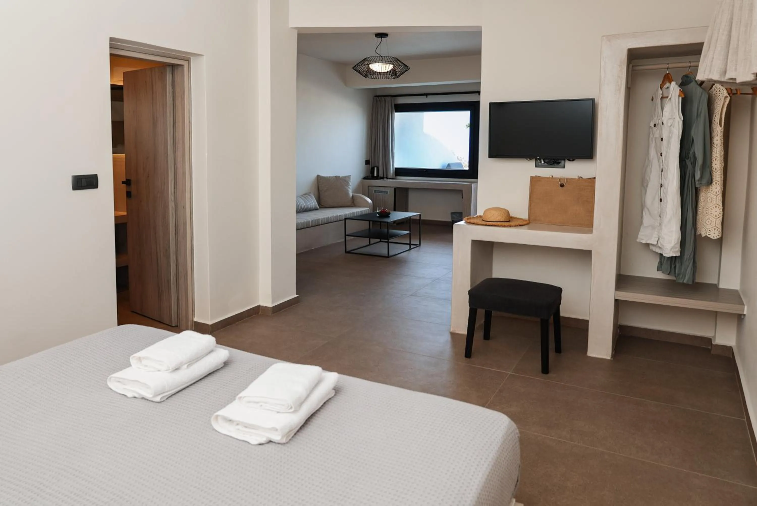 Bedroom, Bed in North Wind Luxury Suites