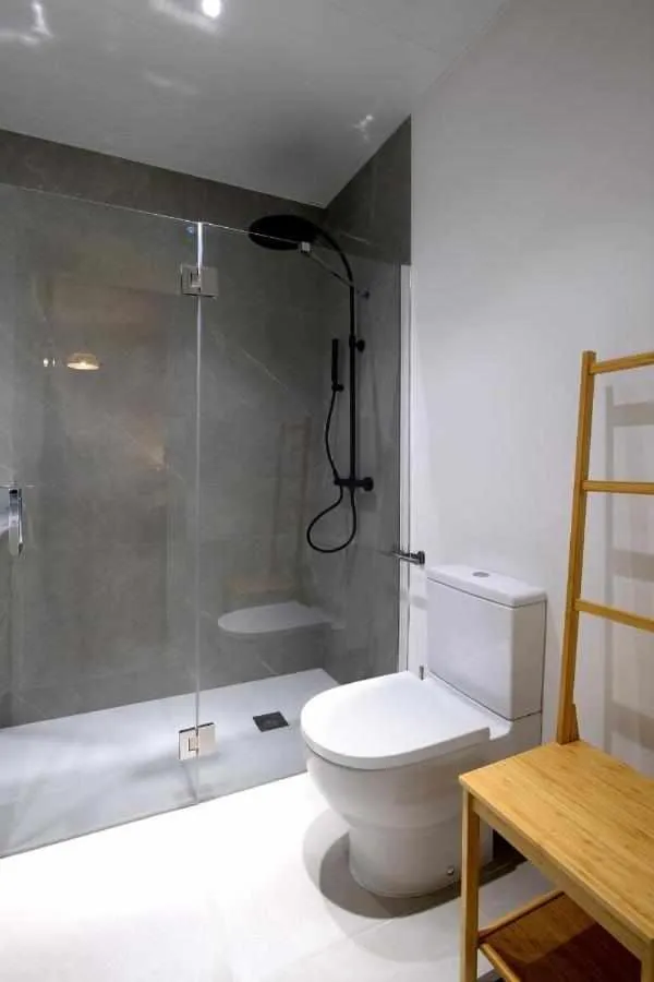 Shower in Mike House: Alójate en el corazón de Zaragoza