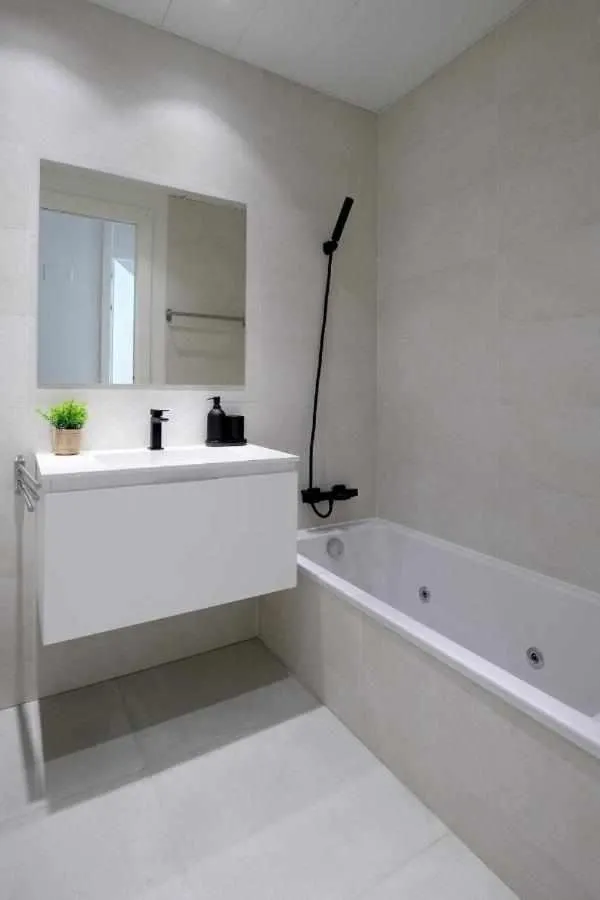Shower in Mike House: Alójate en el corazón de Zaragoza