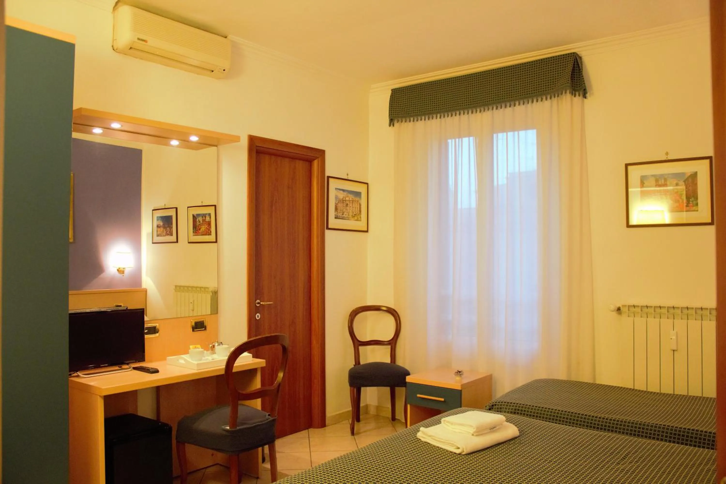 Photo of the whole room, Bed in Città Eterna Guest House