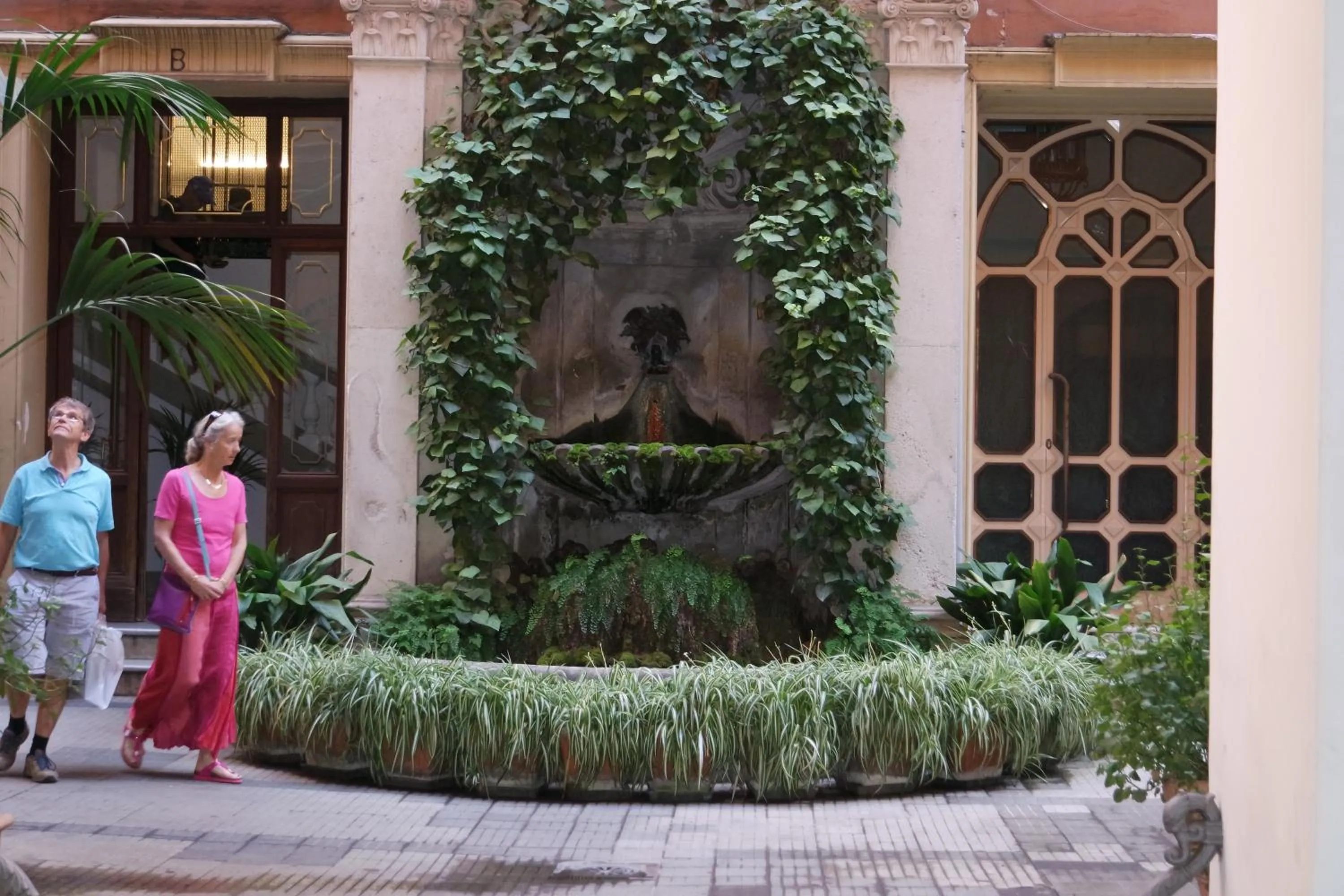 Communal lounge/ TV room in Hotel Everest Inn Rome