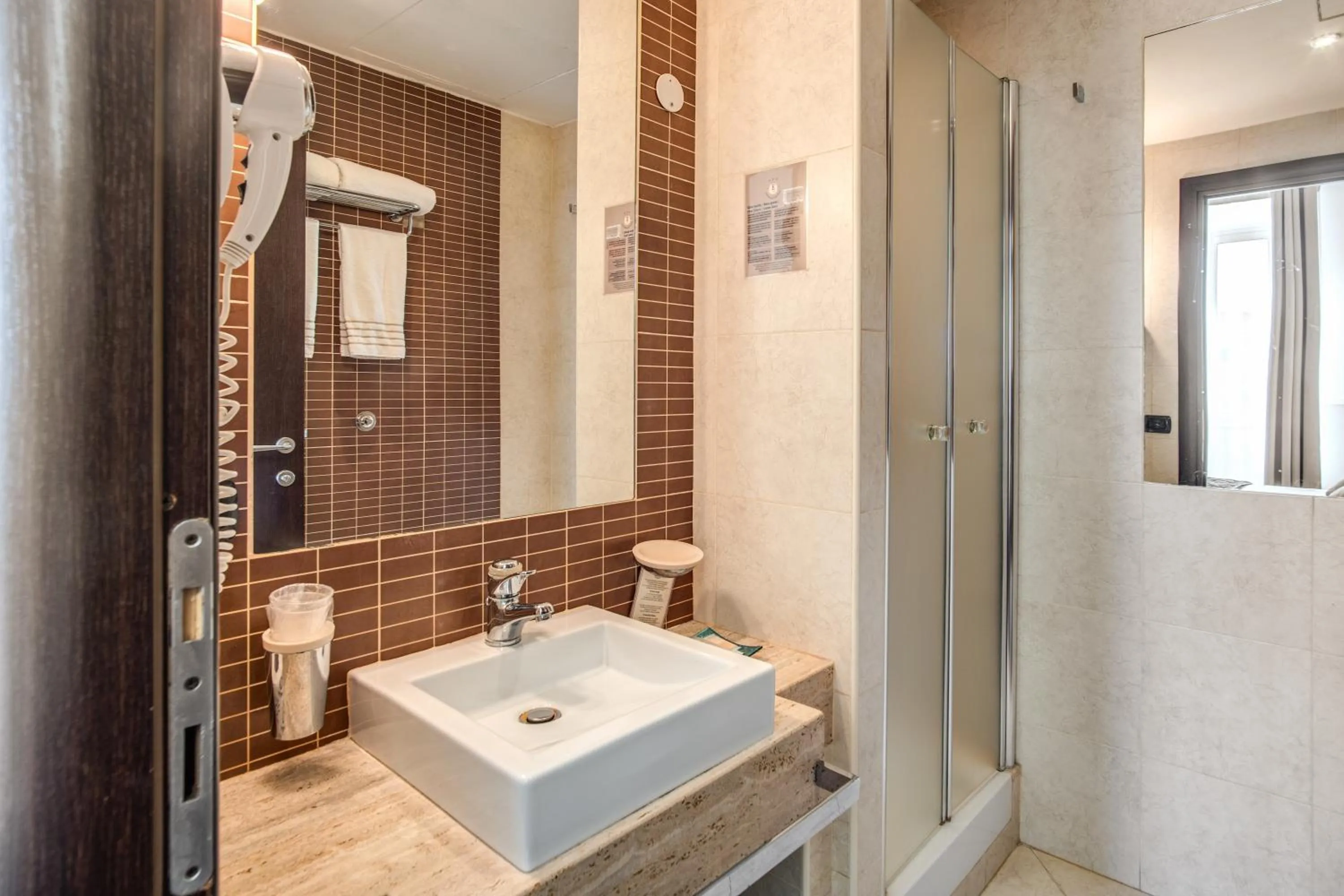 Bathroom in Hotel Everest Inn Rome