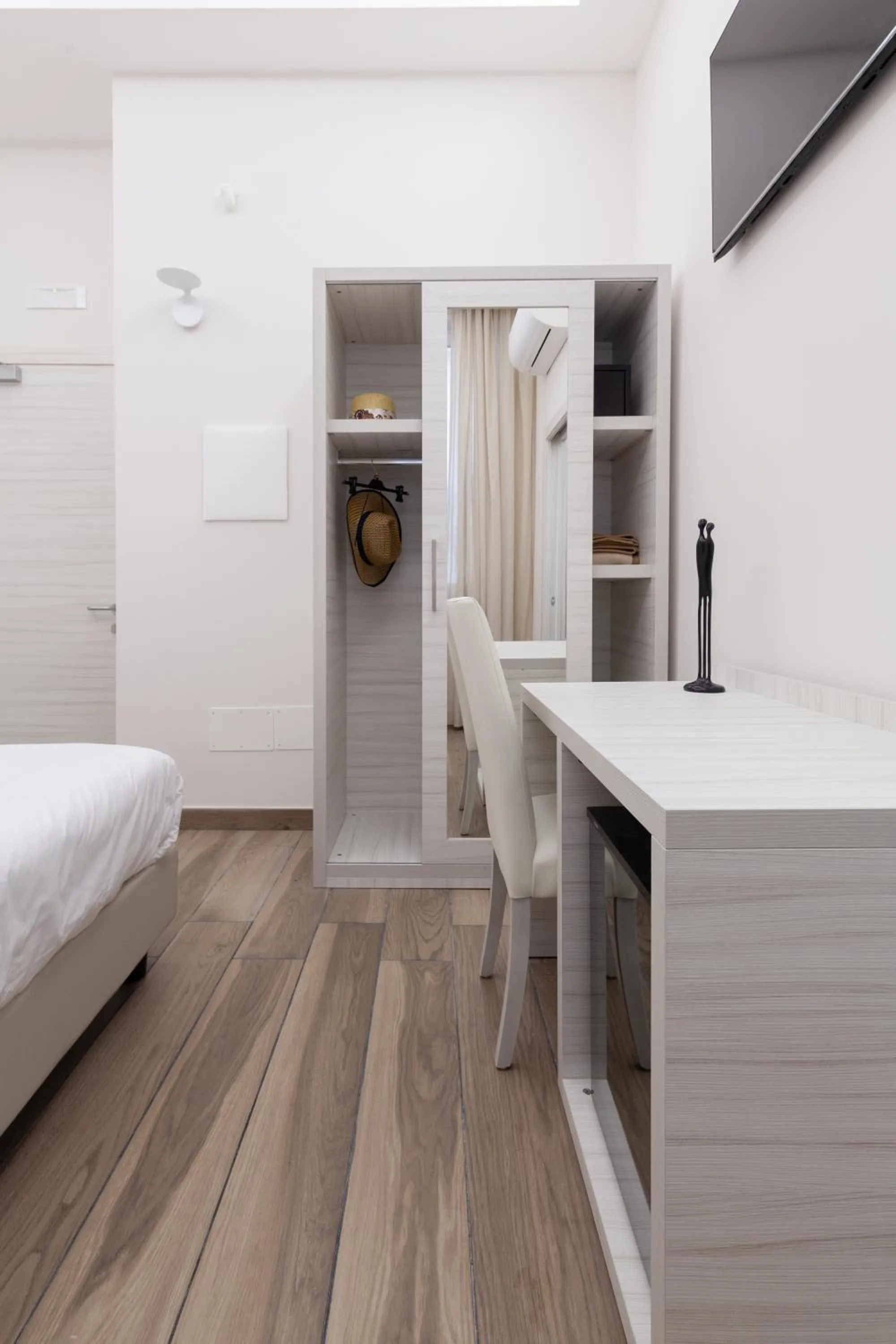 Photo of the whole room, Bed in Hub Naples