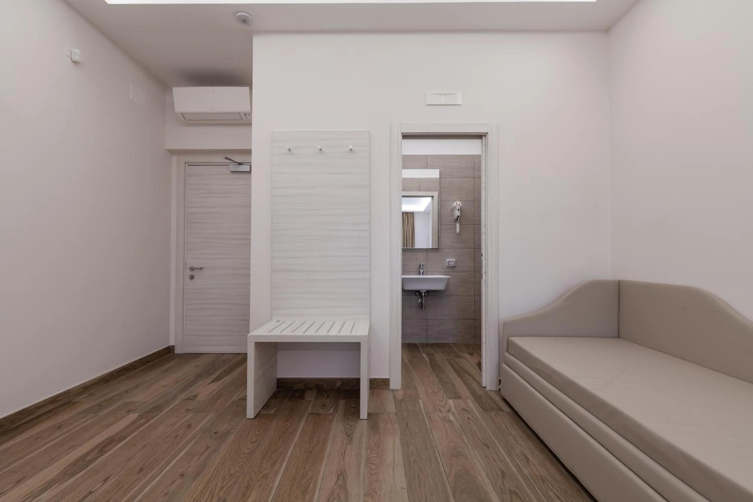 Photo of the whole room, Bed in Hub Naples