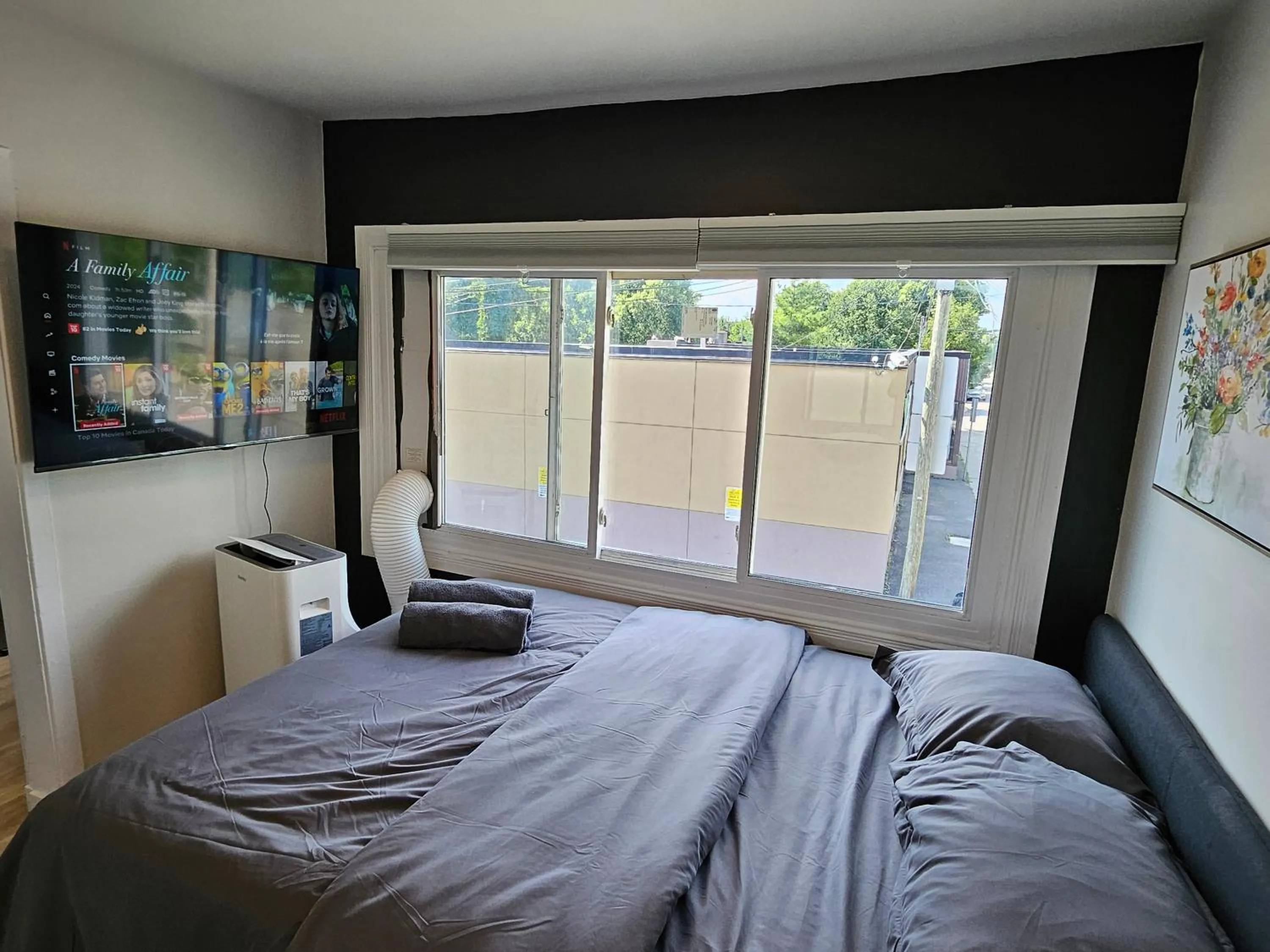 Bed in JstLikeHome - Old Ottawa Suite & Guesthouse