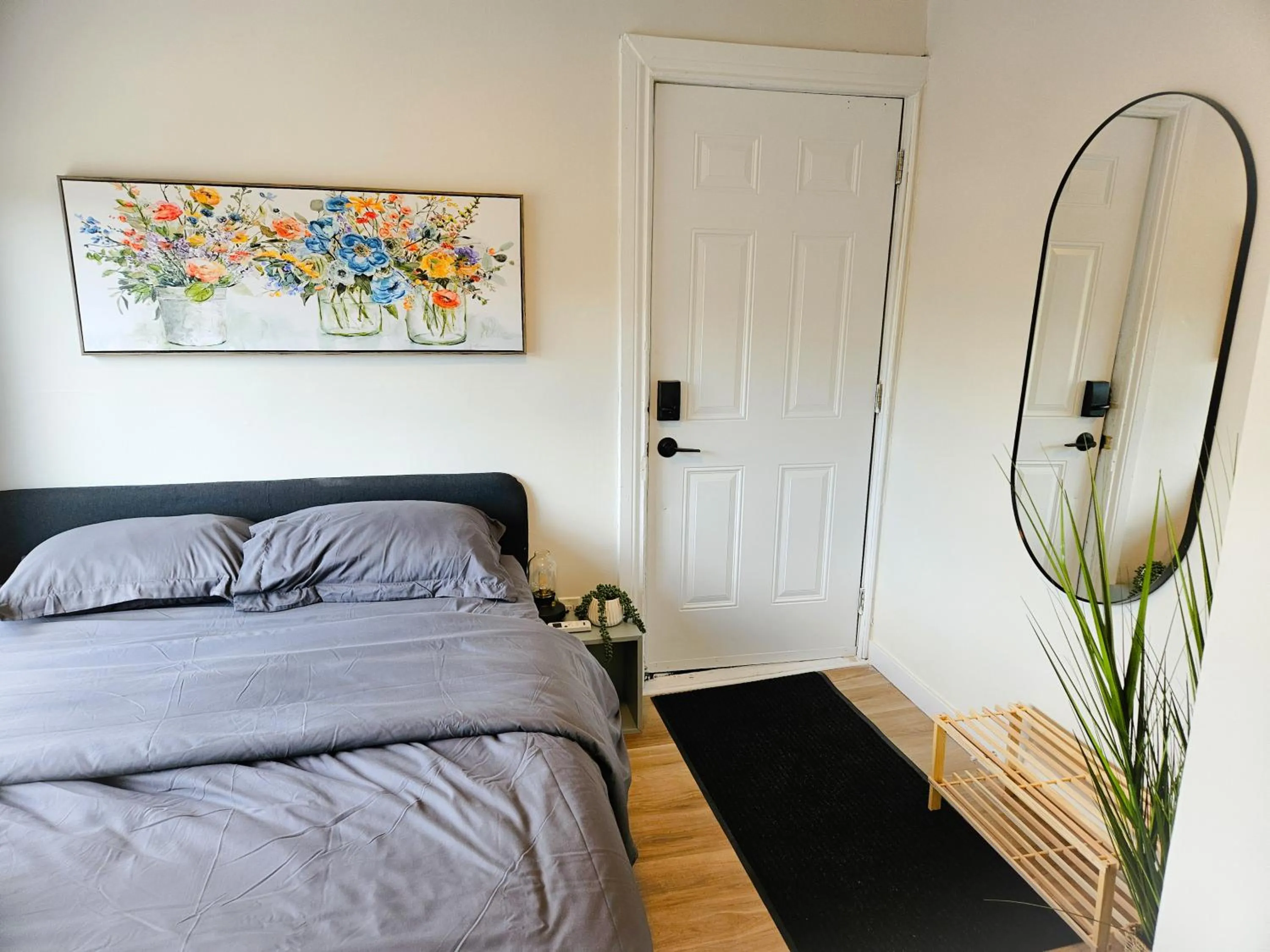 Bed in JstLikeHome - Old Ottawa Suite & Guesthouse