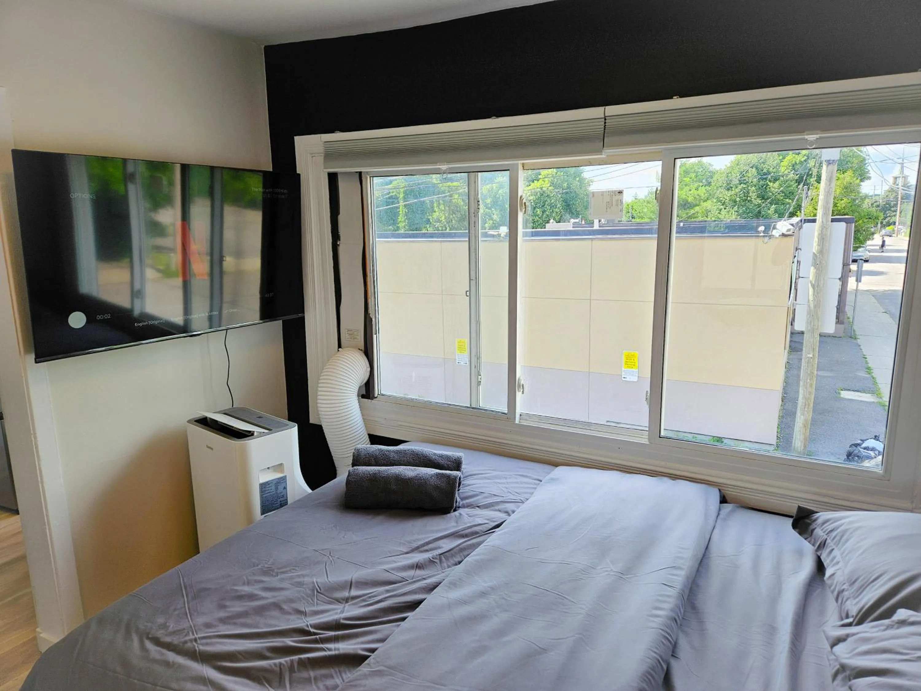 Bed in JstLikeHome - Old Ottawa Suite & Guesthouse