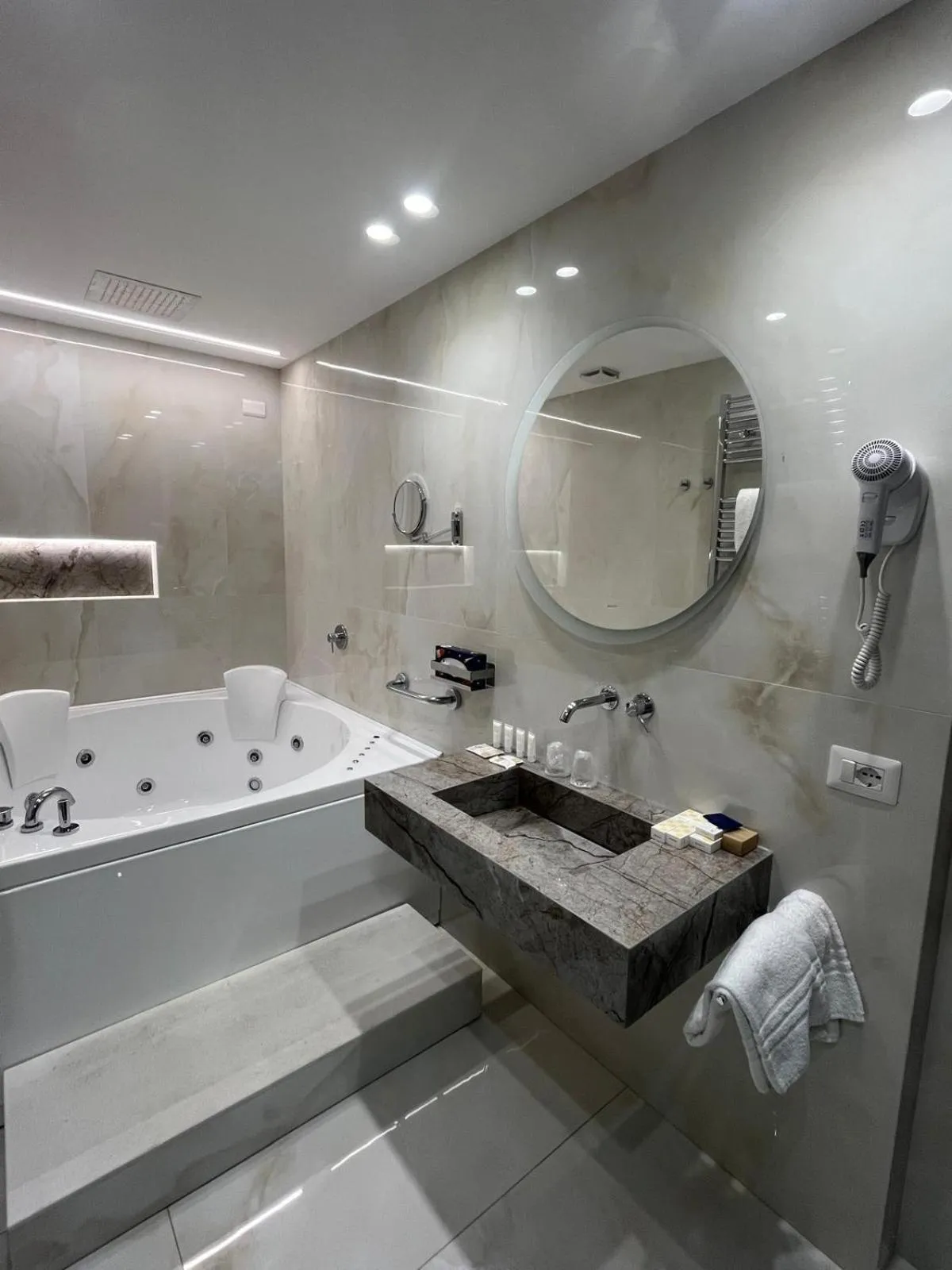 Hot Tub in Hotel Della Valle