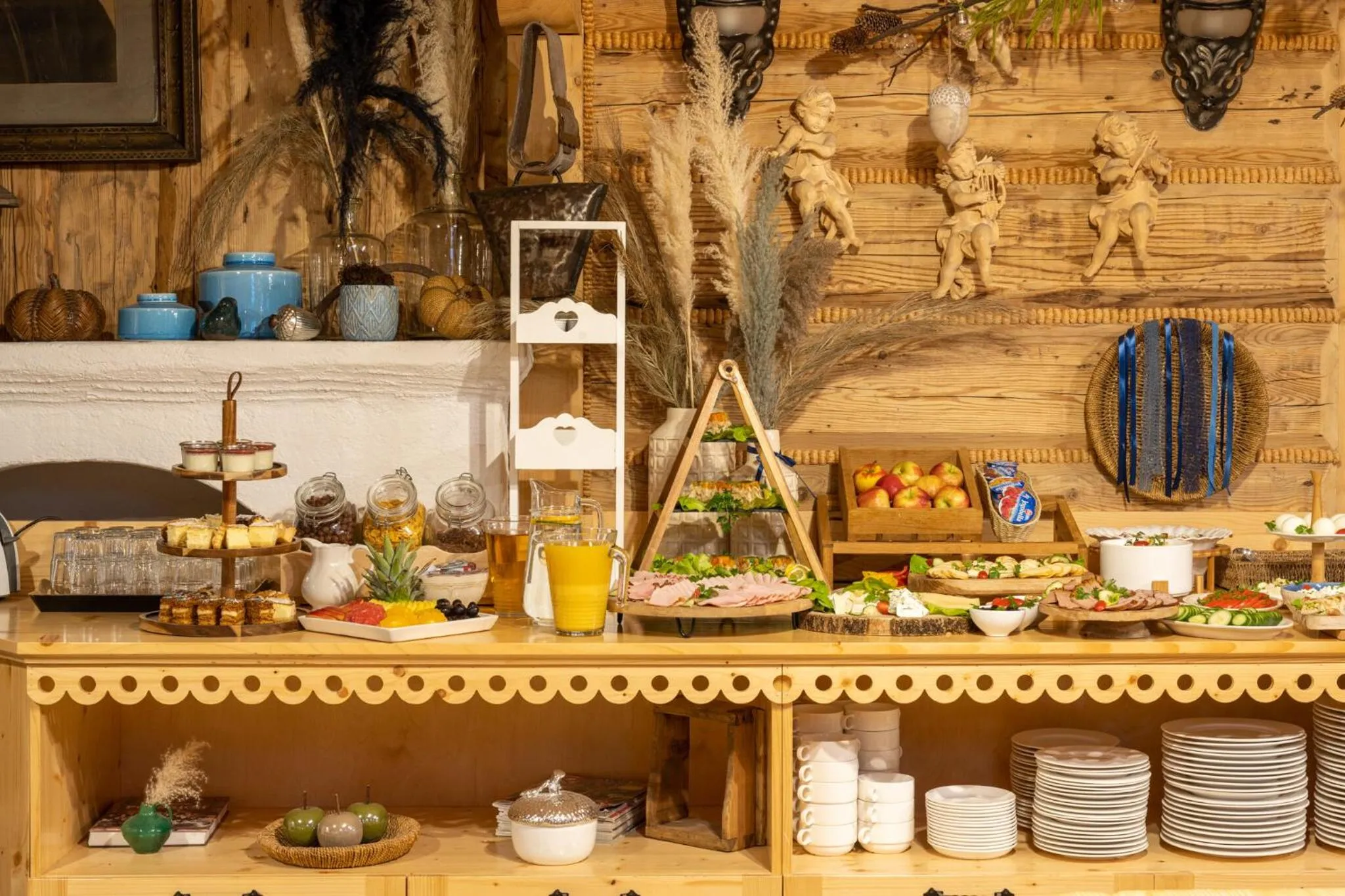 Buffet breakfast in Willa Bór