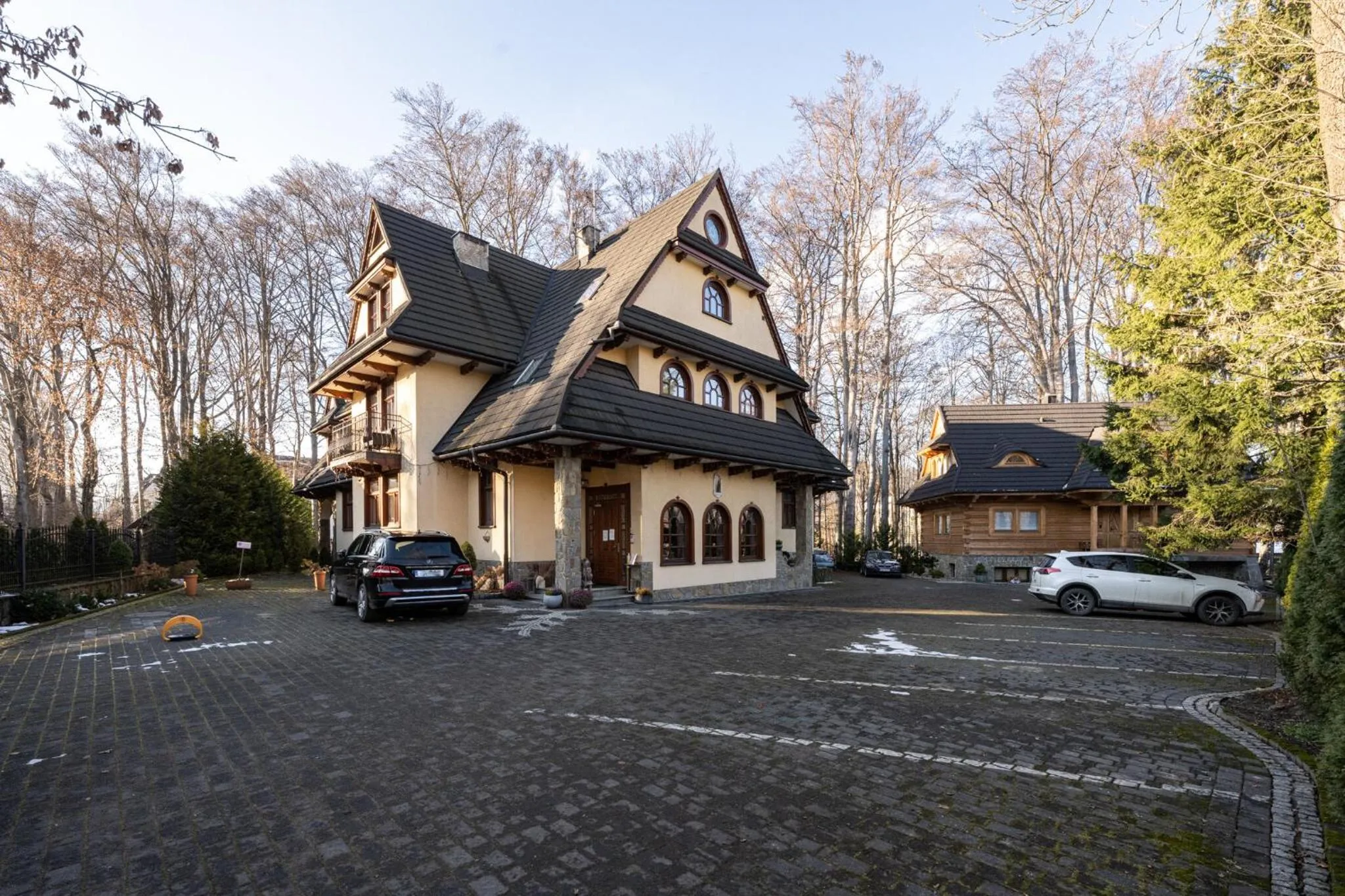 Property building in Willa Bór