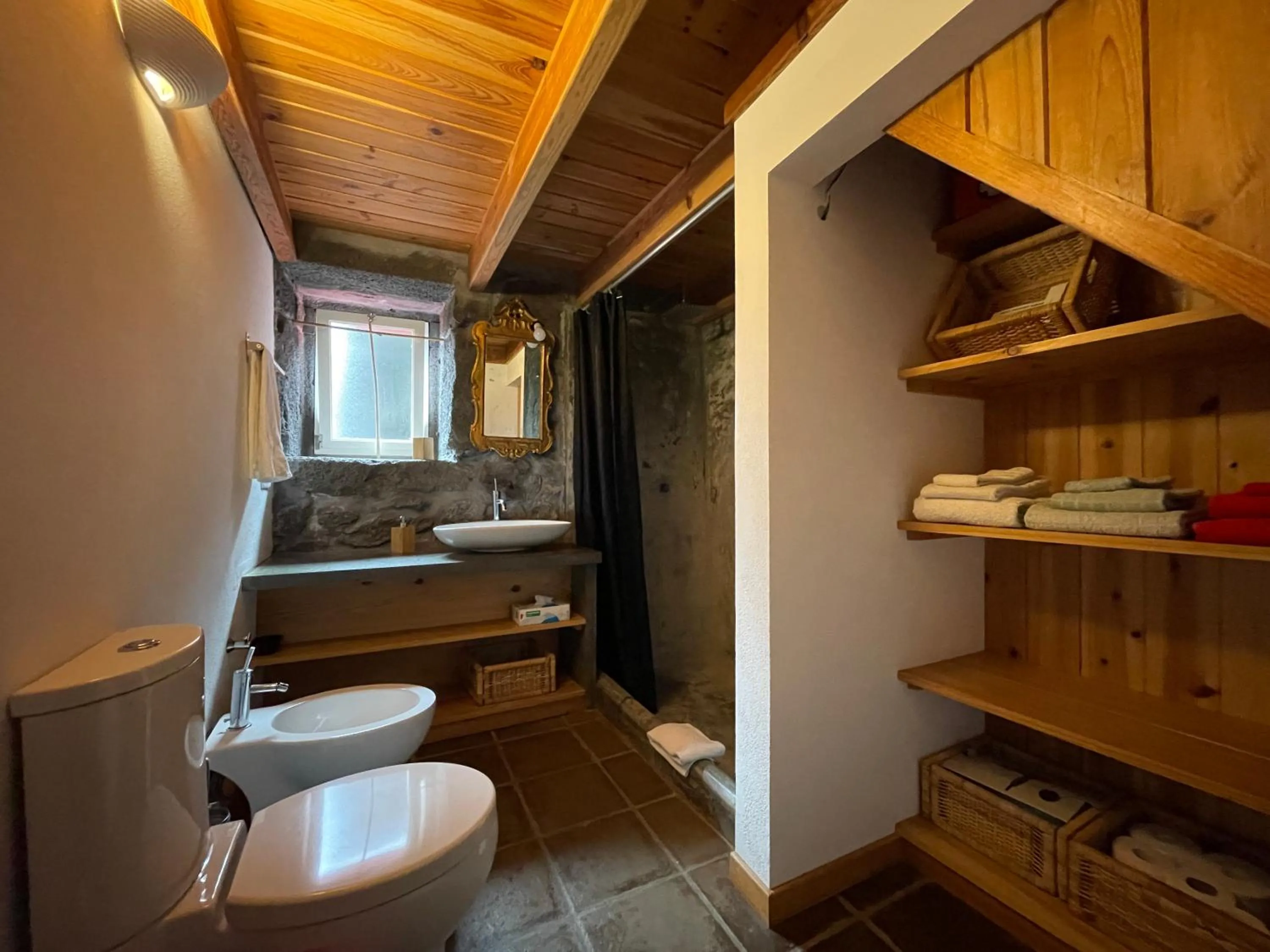 Bathroom in Casas das Portas do Mar e das Portas do Sol