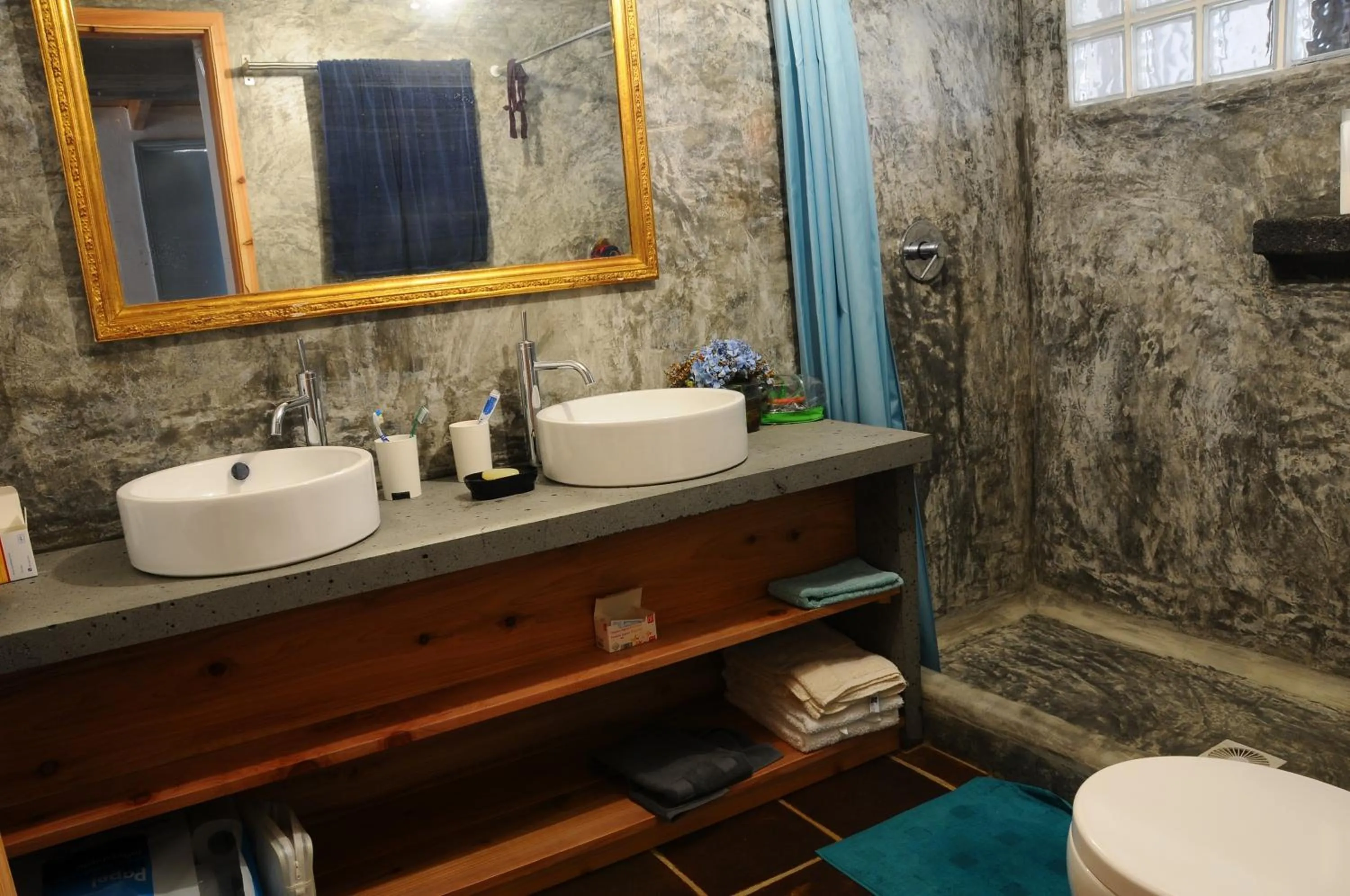 Bathroom in Casas das Portas do Mar e das Portas do Sol