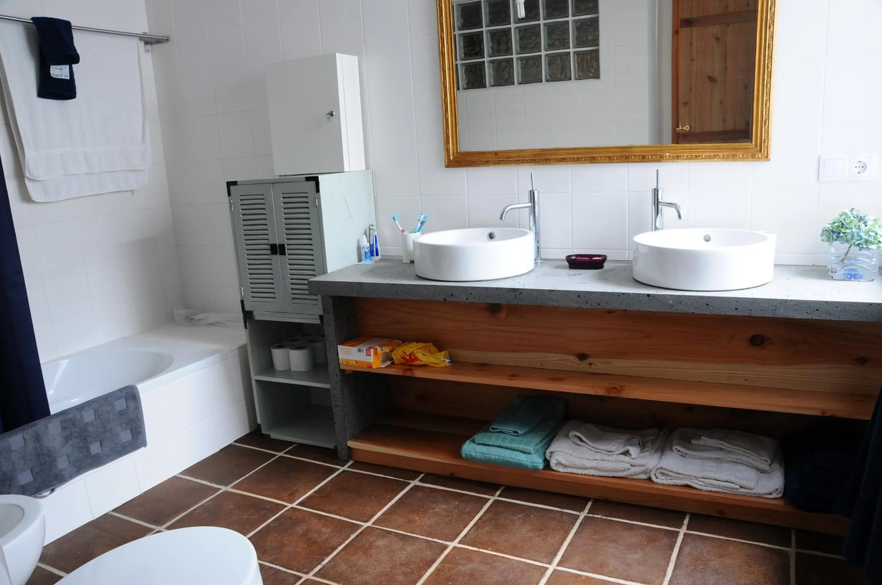 Bathroom in Casas das Portas do Mar e das Portas do Sol