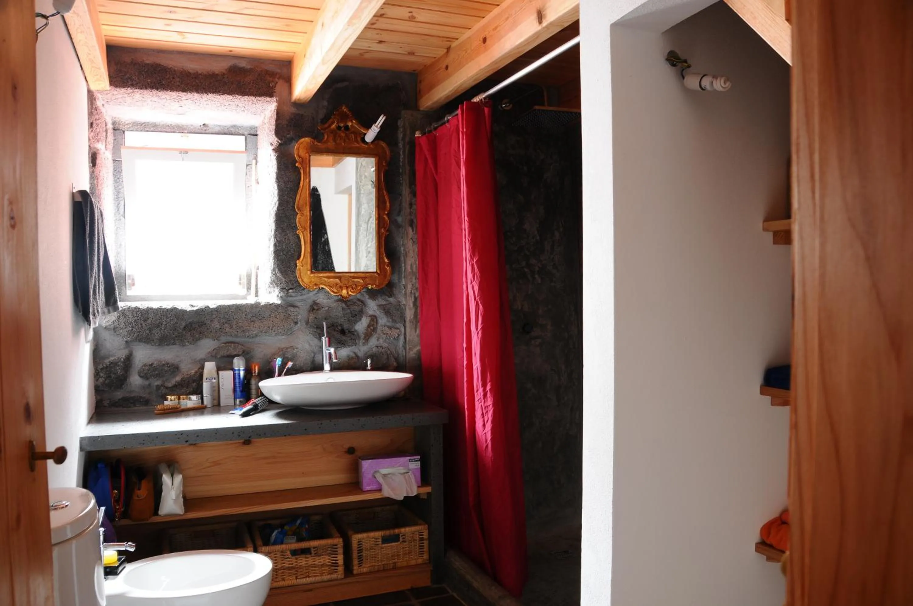 Bathroom in Casas das Portas do Mar e das Portas do Sol