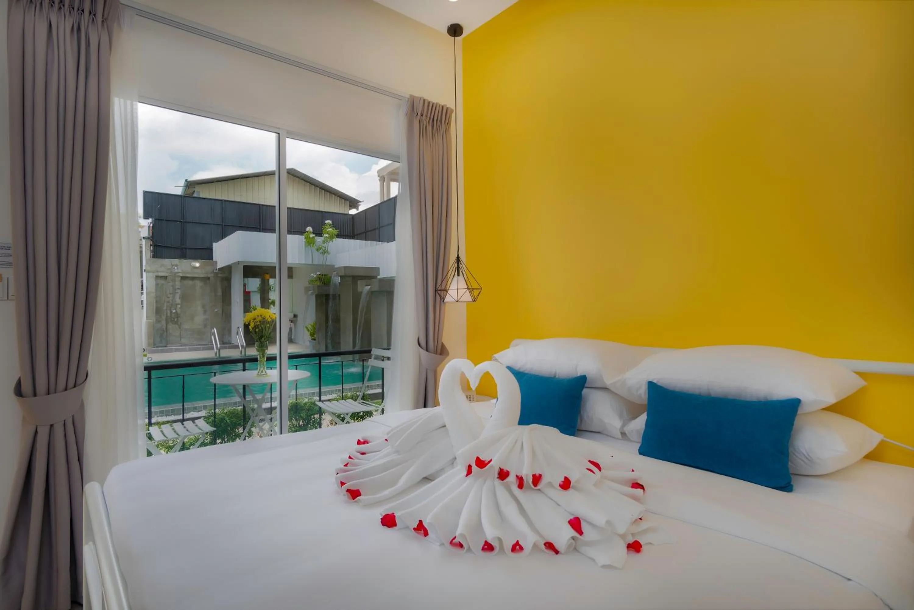 Balcony/Terrace, Bed in Glow Inn Siem Reap