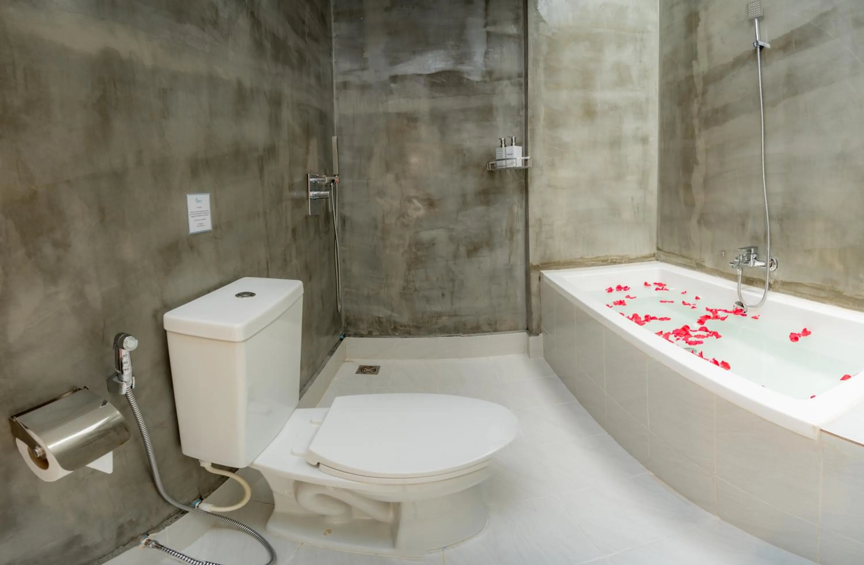 Shower in Glow Inn Siem Reap