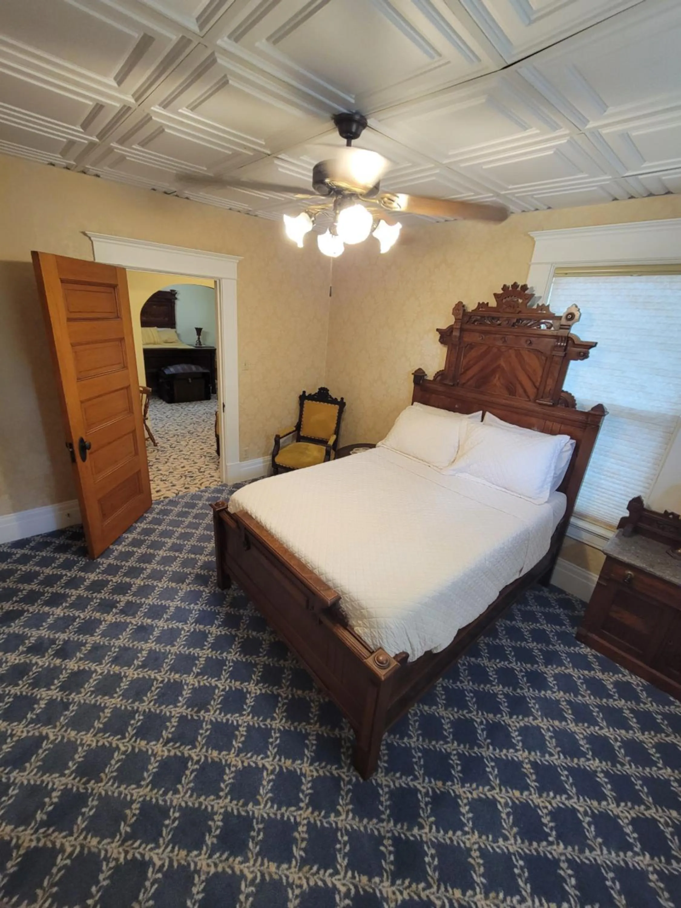 Bed in The Weis Mansion Bed and Breakfast