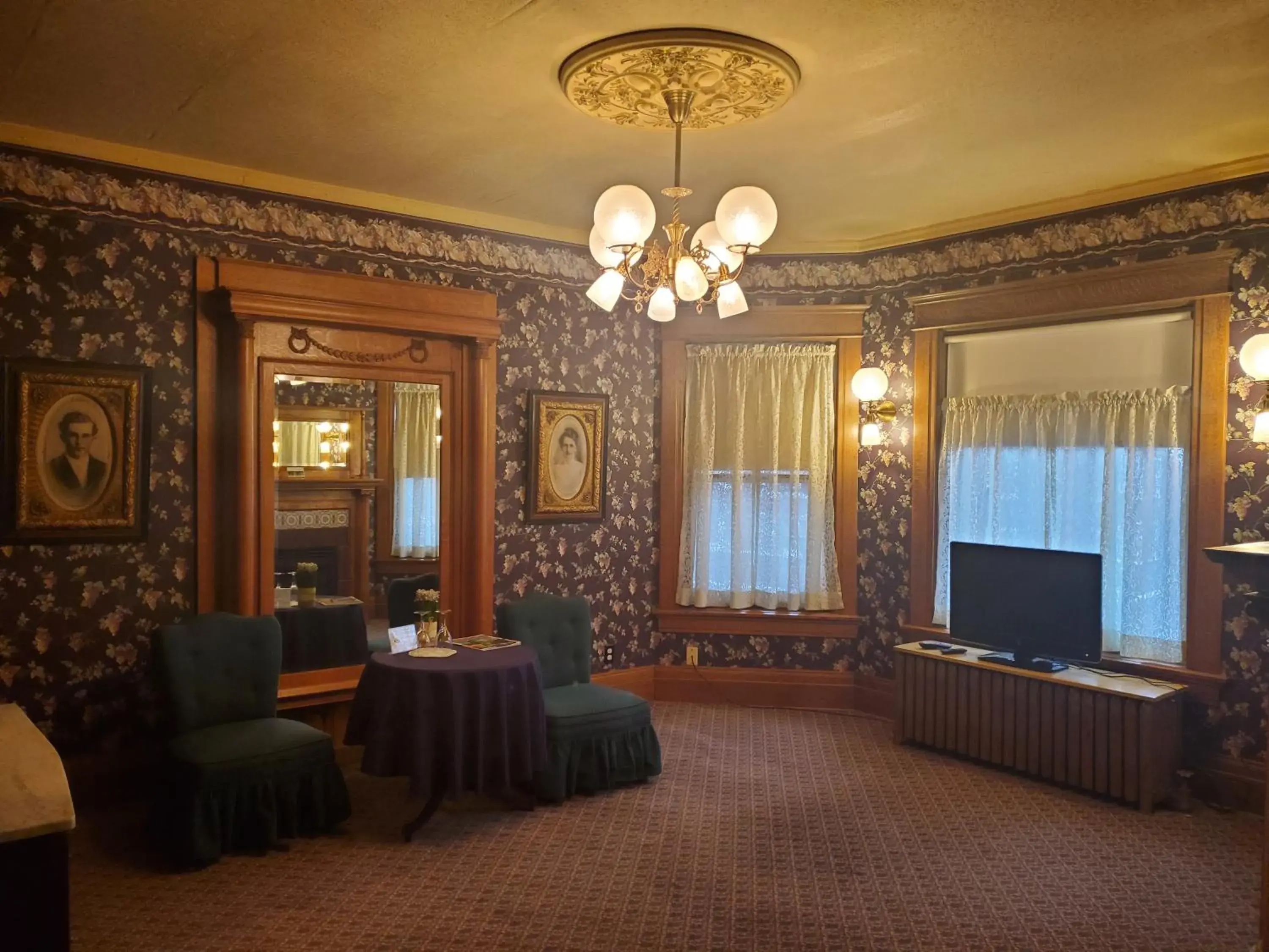 Deluxe Suite with Spa Bath in The Weis Mansion Bed and Breakfast Deluxe Suite with Spa Bath in The Weis Mansion Bed and Breakfast