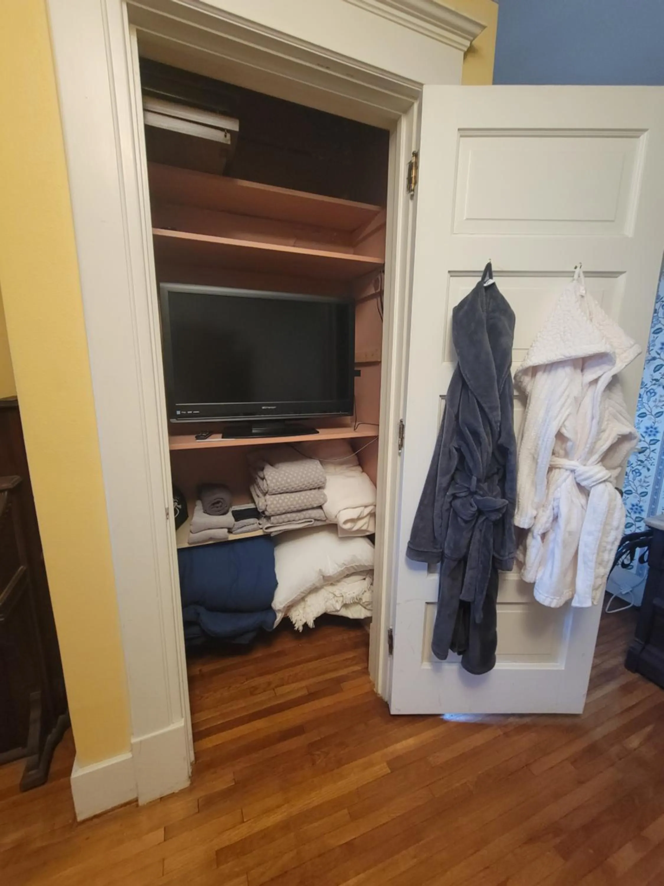 TV and multimedia, Bed in The Weis Mansion Bed and Breakfast