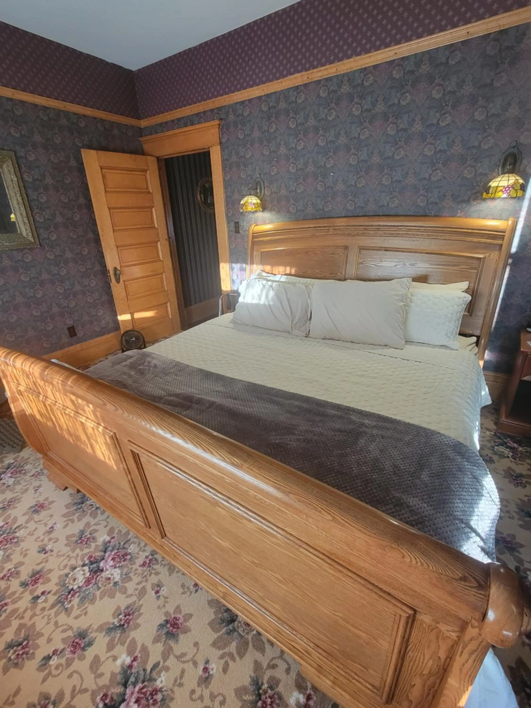 Bed in The Weis Mansion Bed and Breakfast