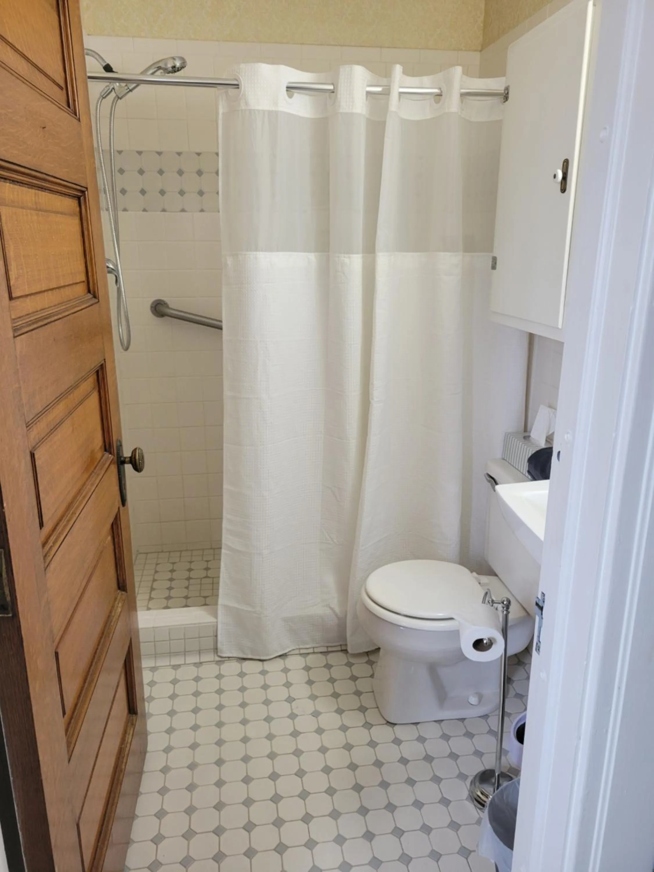 Bathroom in The Weis Mansion Bed and Breakfast