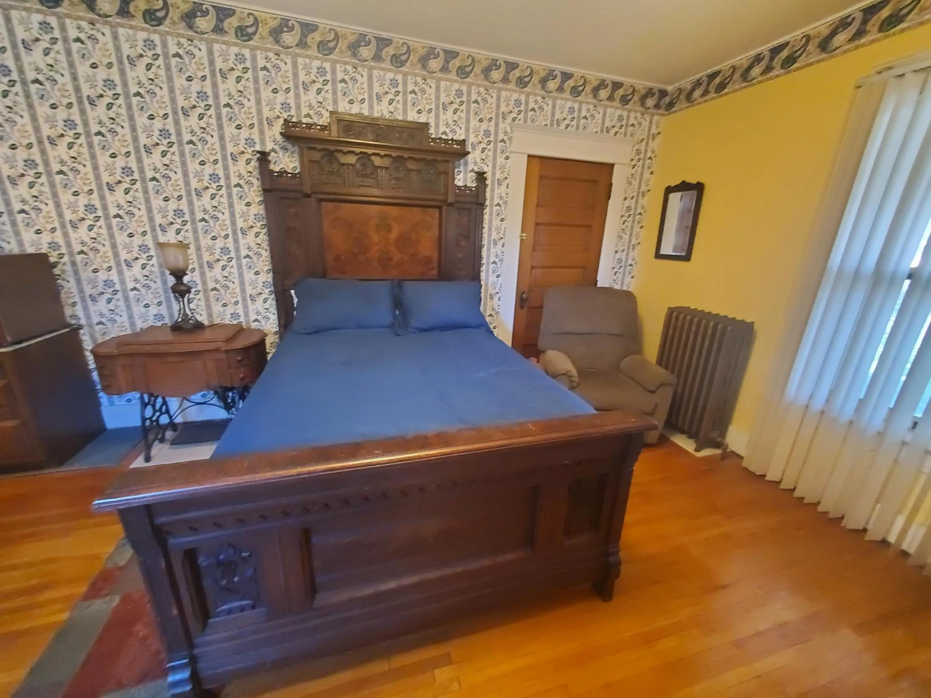 Bed in The Weis Mansion Bed and Breakfast