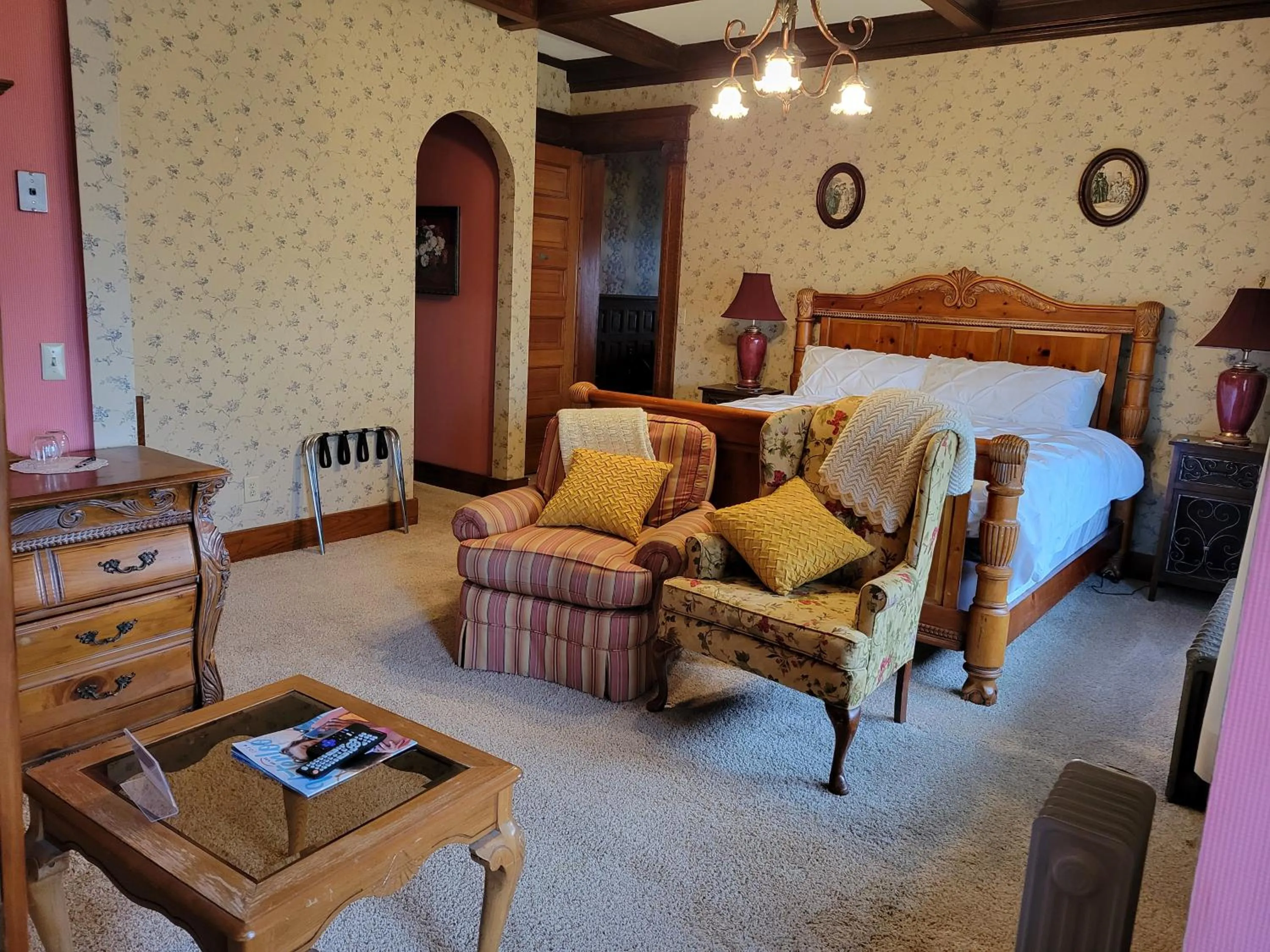 Bed in The Weis Mansion Bed and Breakfast