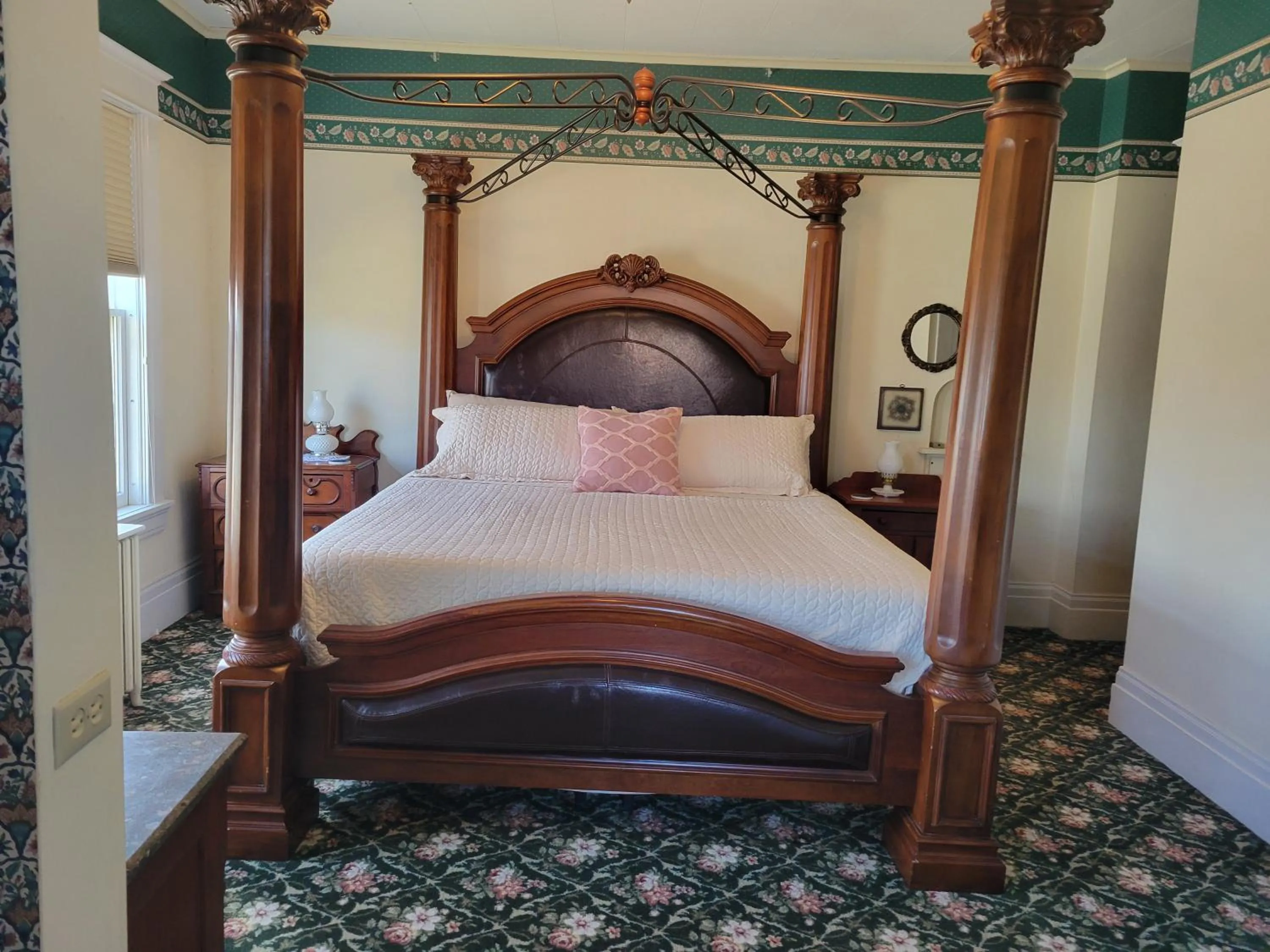 Bed in The Weis Mansion Bed and Breakfast
