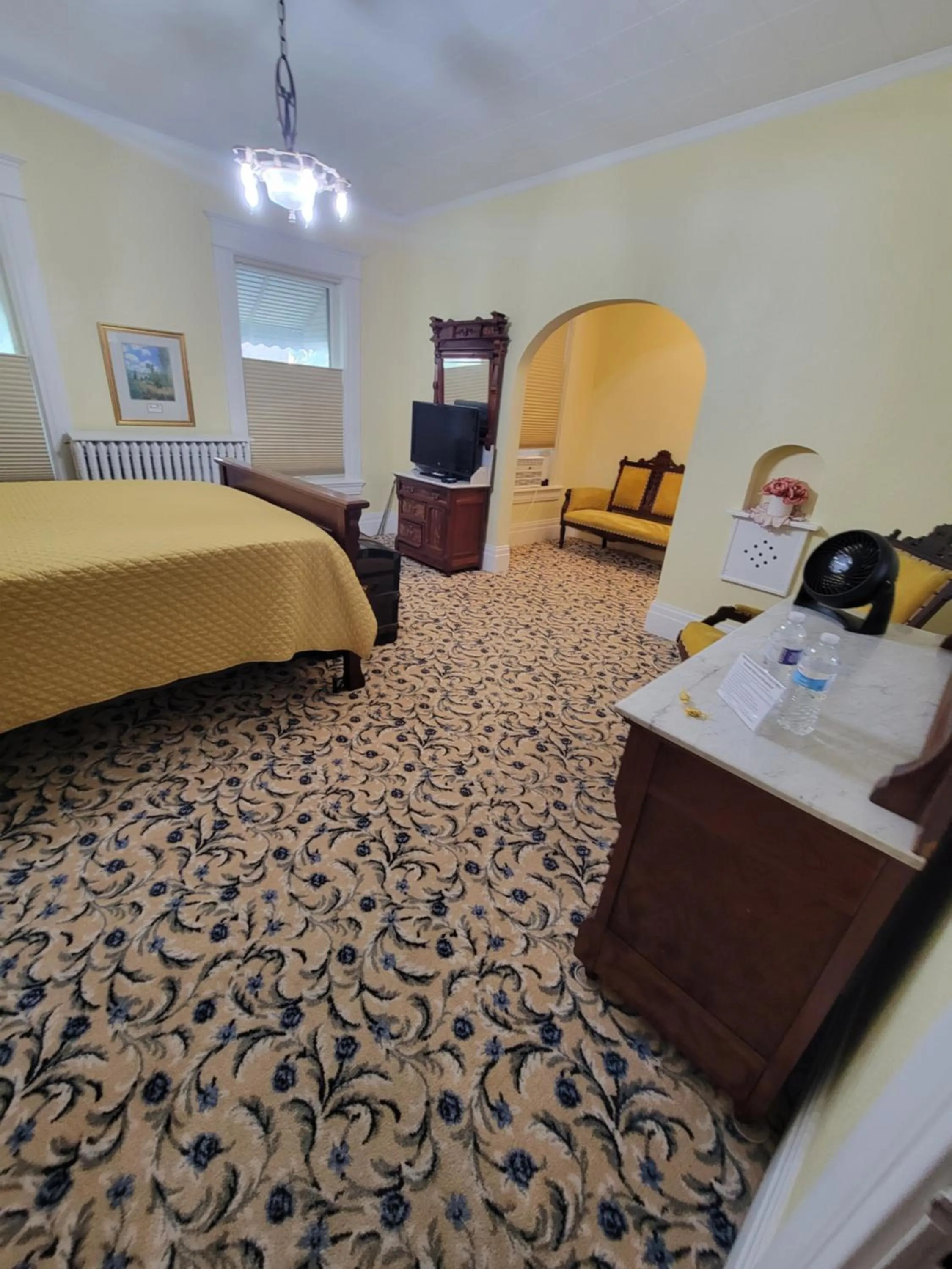 Bedroom, Bed in The Weis Mansion Bed and Breakfast