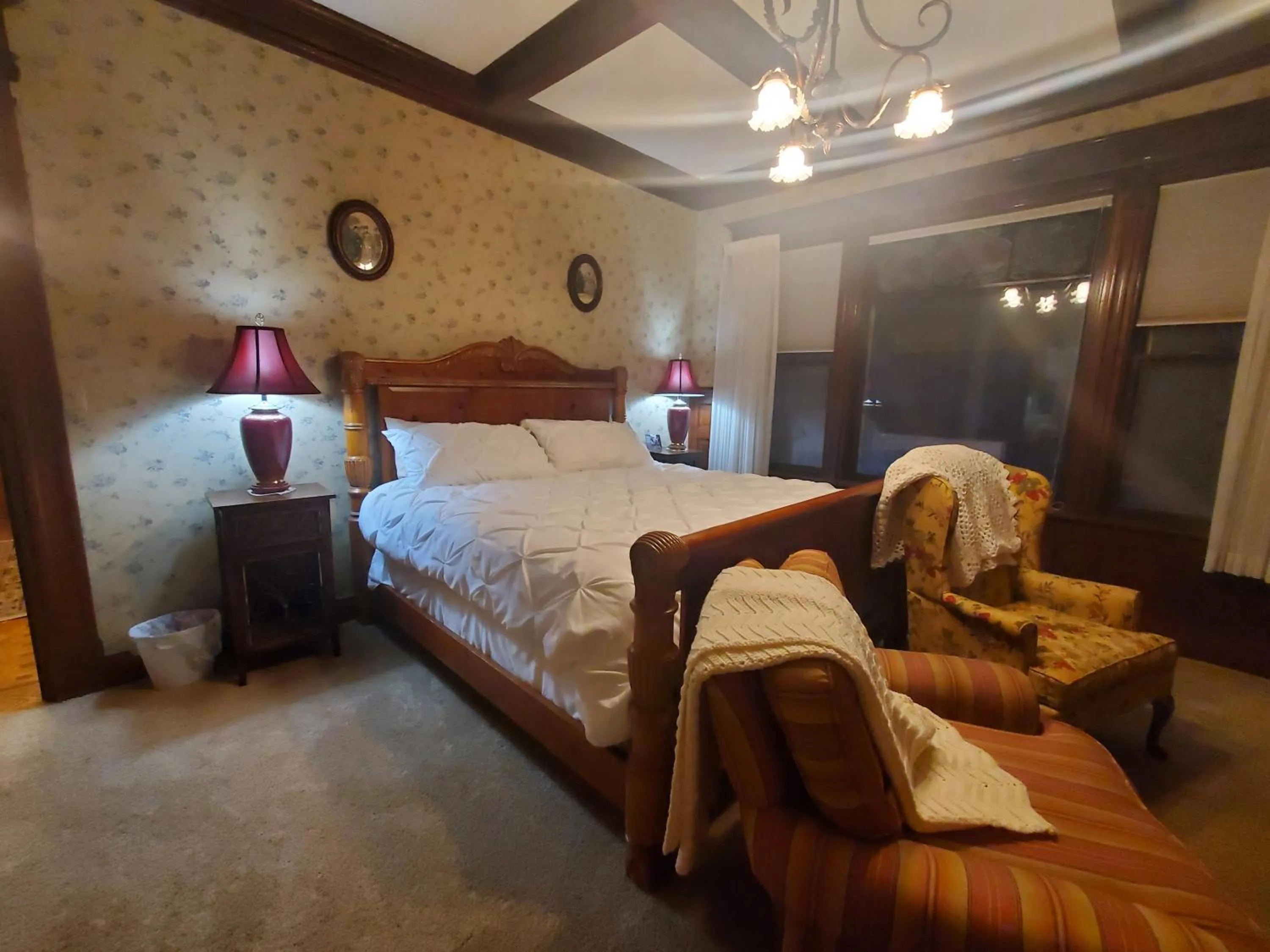 Bed in The Weis Mansion Bed and Breakfast