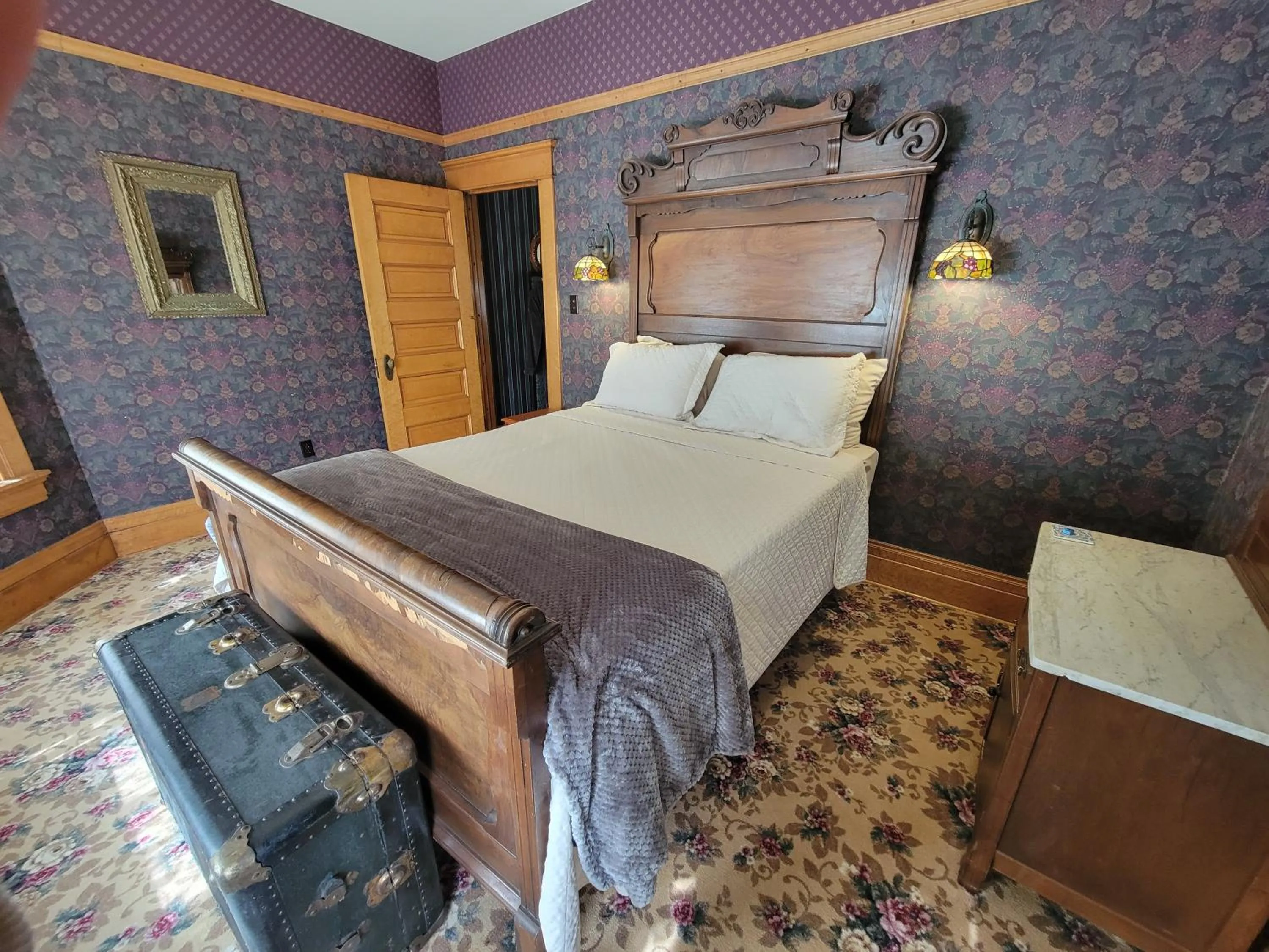 Bed in The Weis Mansion Bed and Breakfast