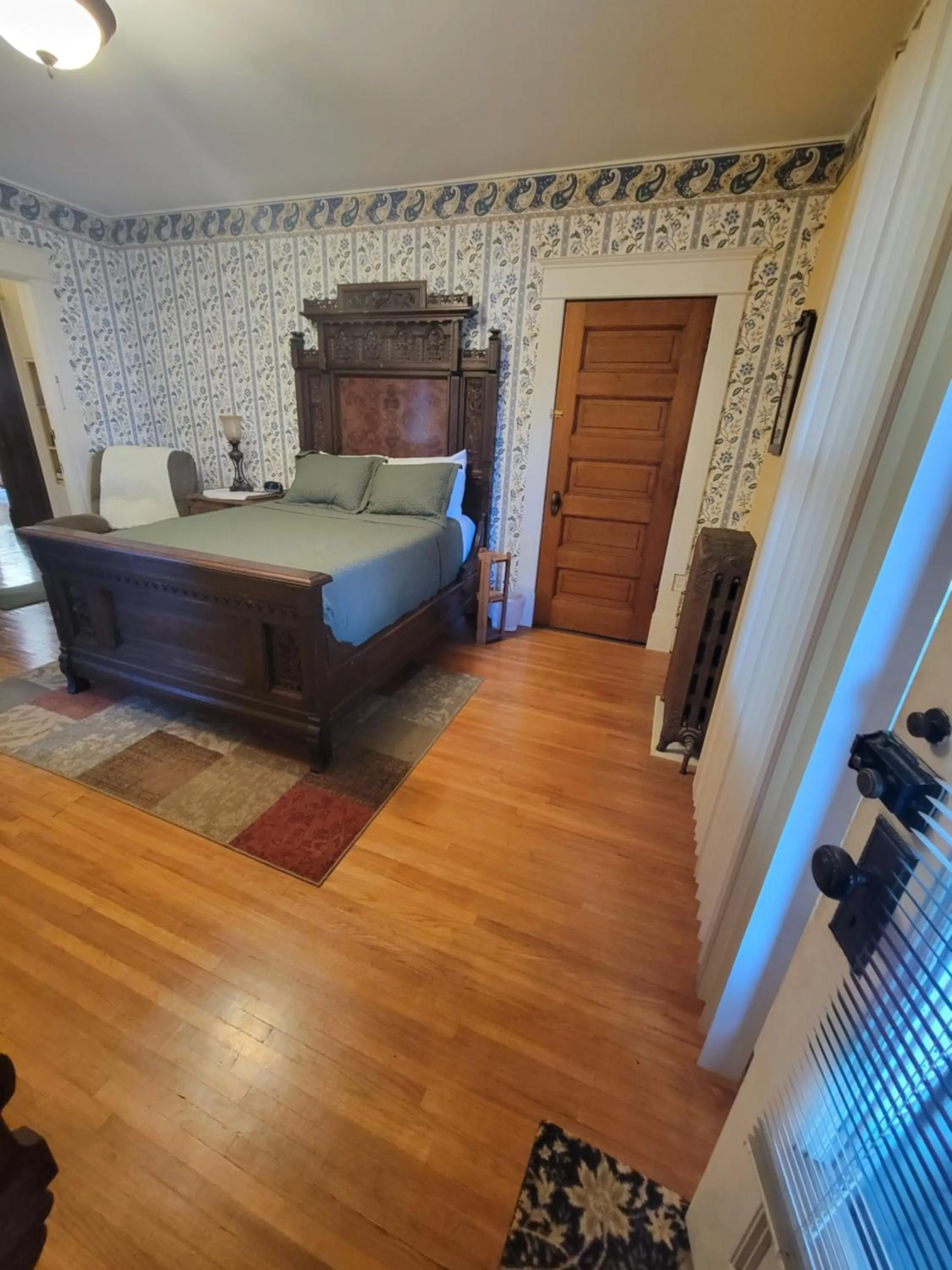 Bed in The Weis Mansion Bed and Breakfast