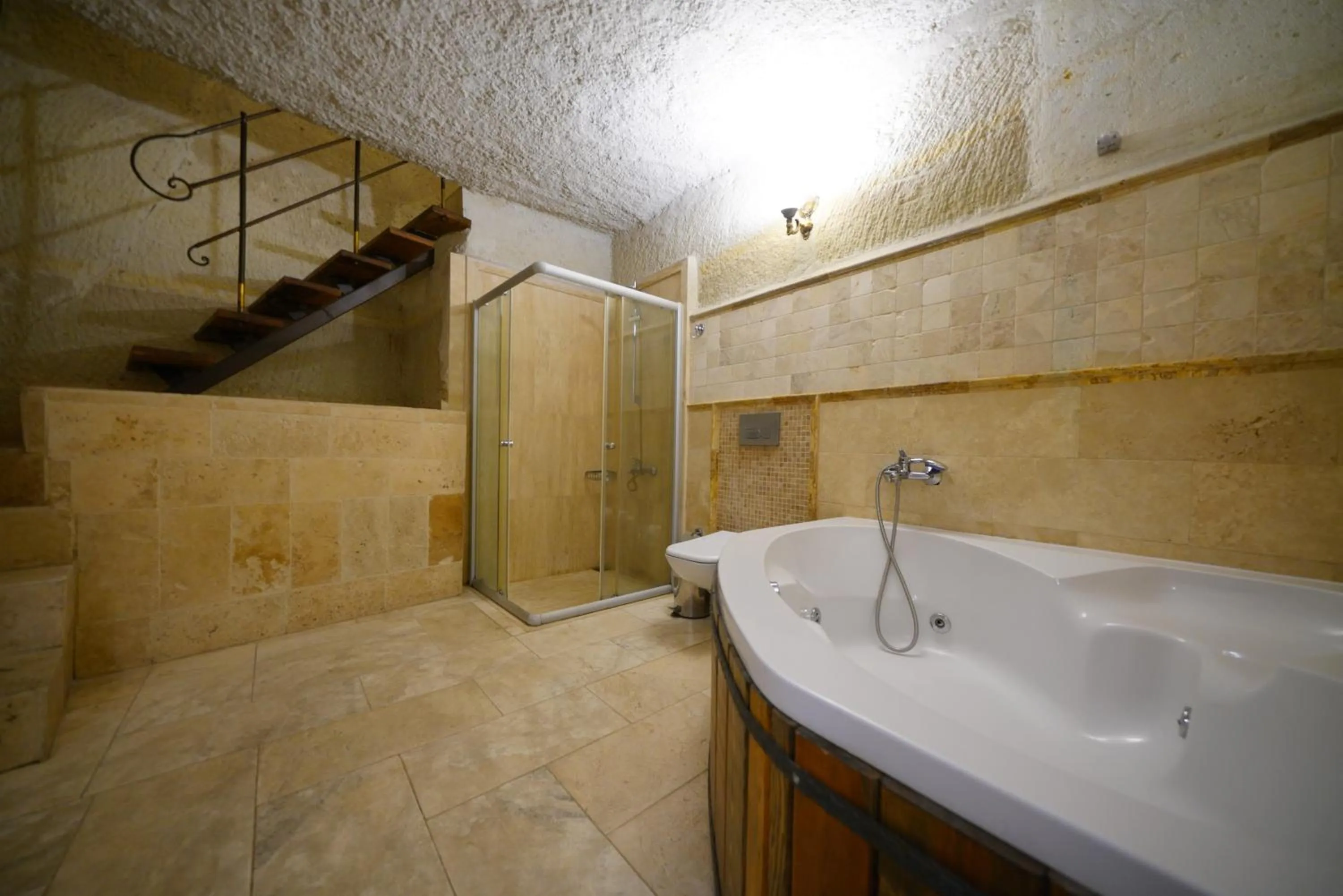 Shower in Harman Cave Hotel