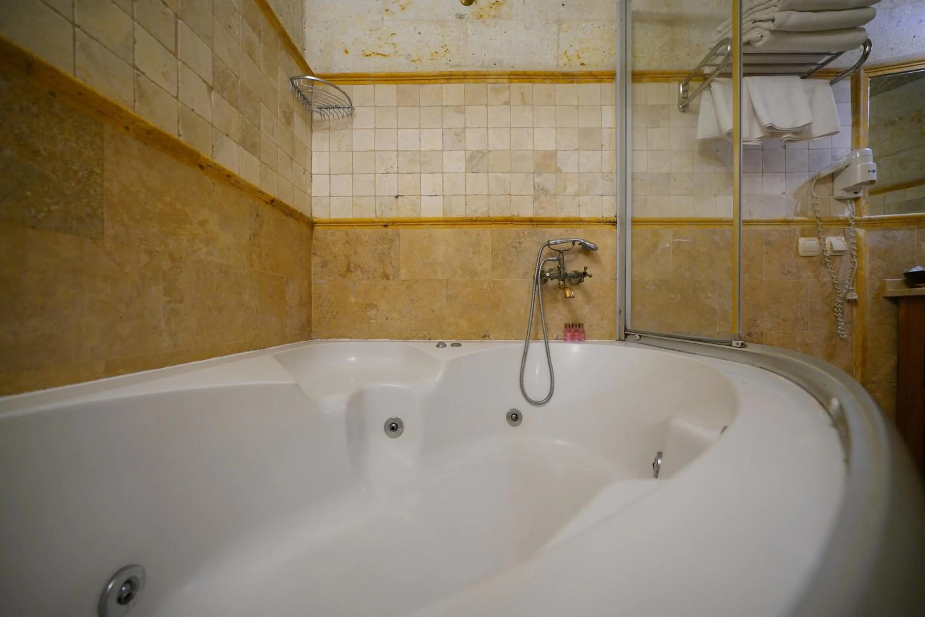 Shower in Harman Cave Hotel