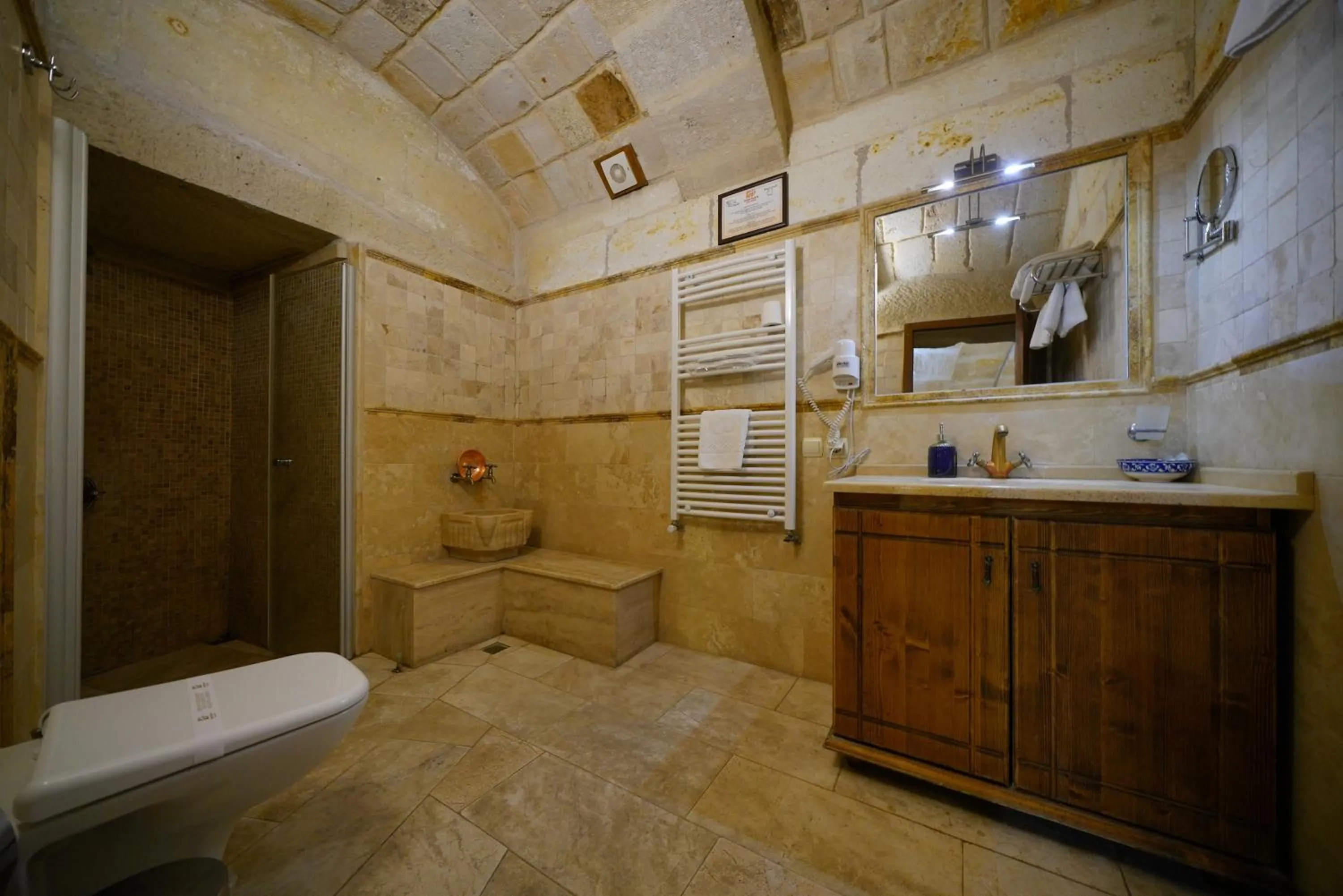 Shower in Harman Cave Hotel