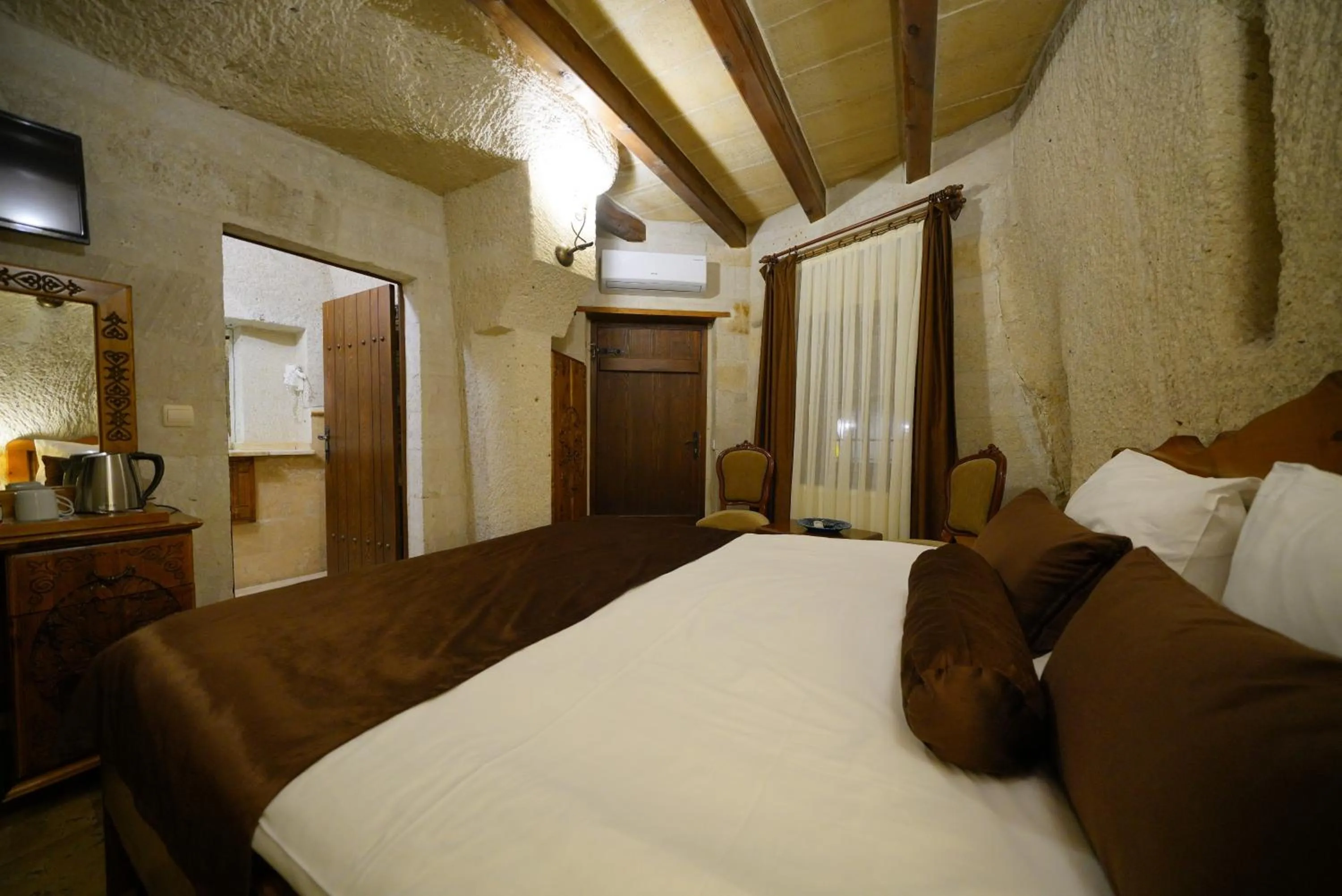 Bed in Harman Cave Hotel