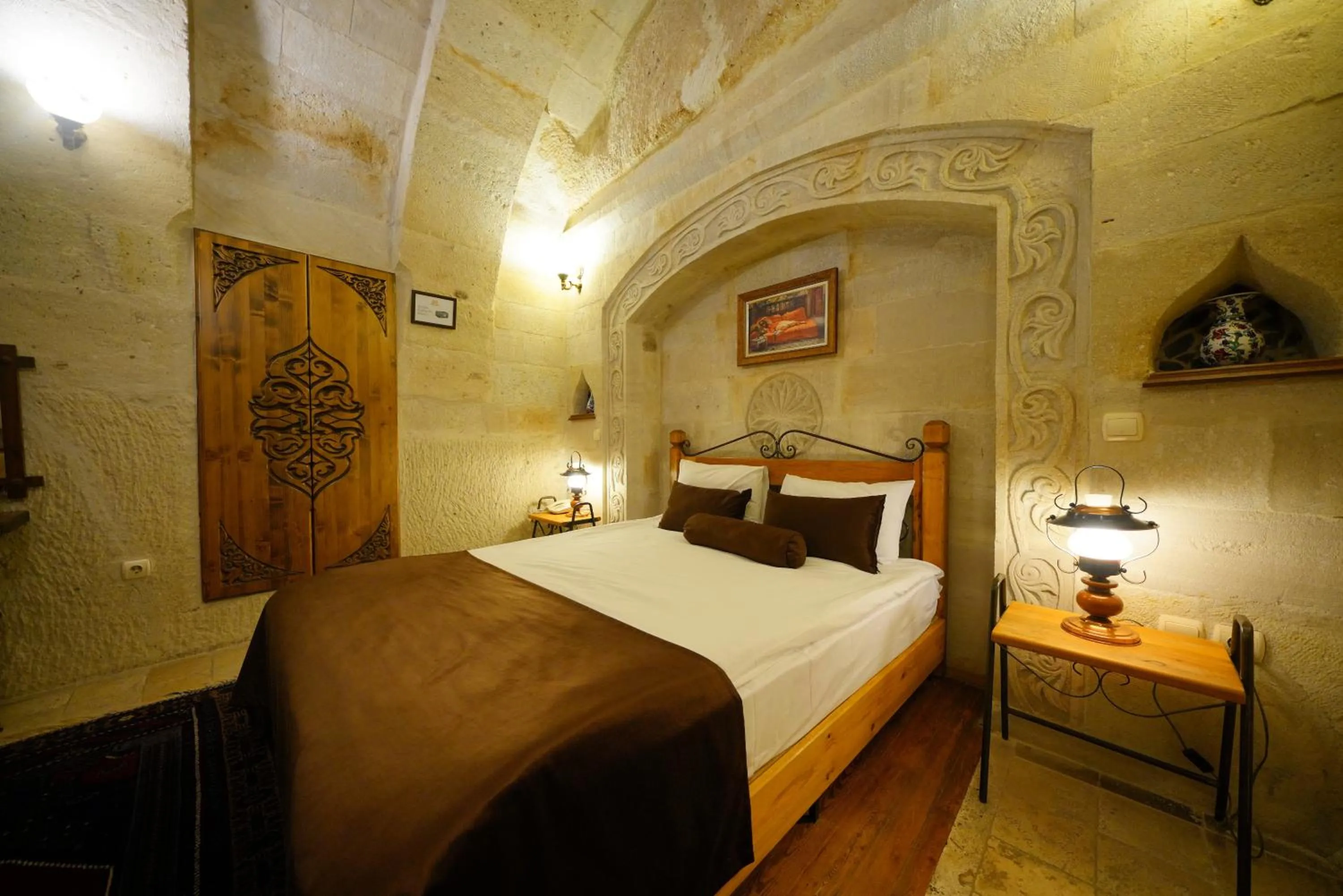 Bed in Harman Cave Hotel