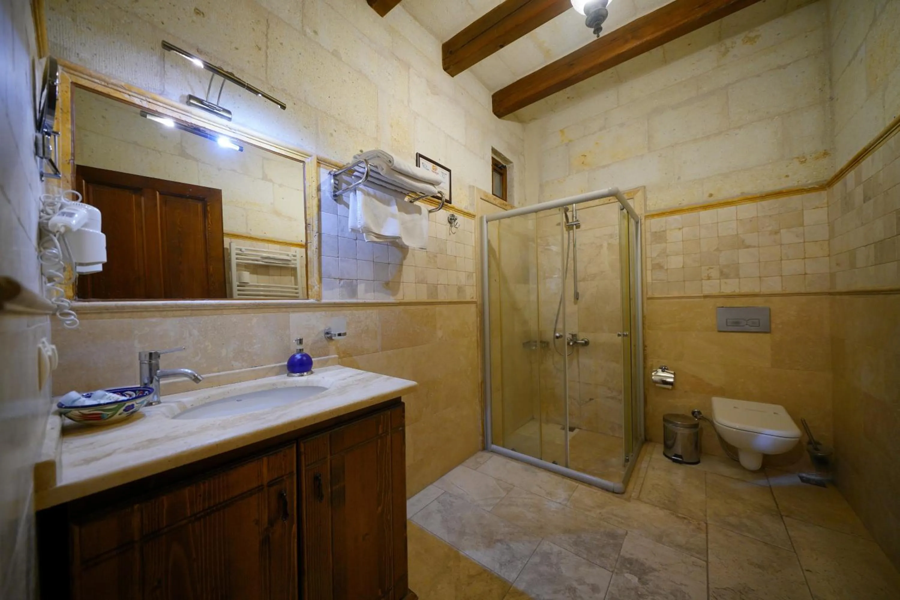 Shower in Harman Cave Hotel