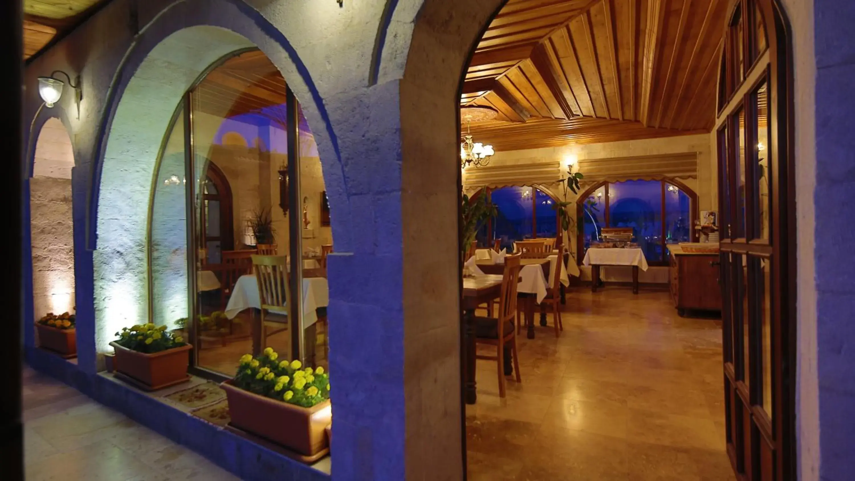 Restaurant/places to eat in Harman Cave Hotel Restaurant/places to eat in Harman Cave Hotel